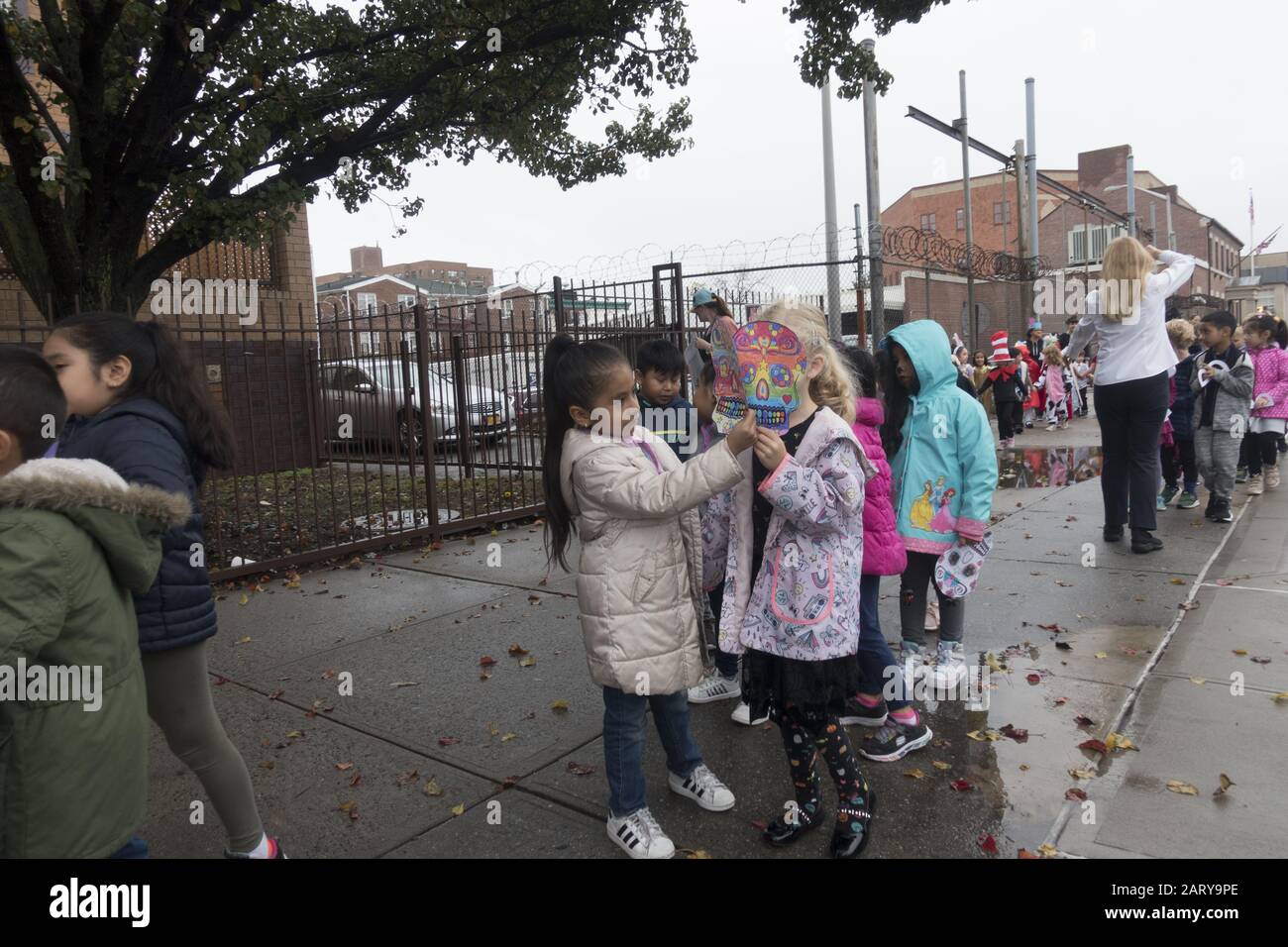 I bambini delle scuole elementari sul marciapiede fuori dalla scuola nel quartiere multietnico e multiculturale di Kensington a Brooklyn New York. Foto Stock