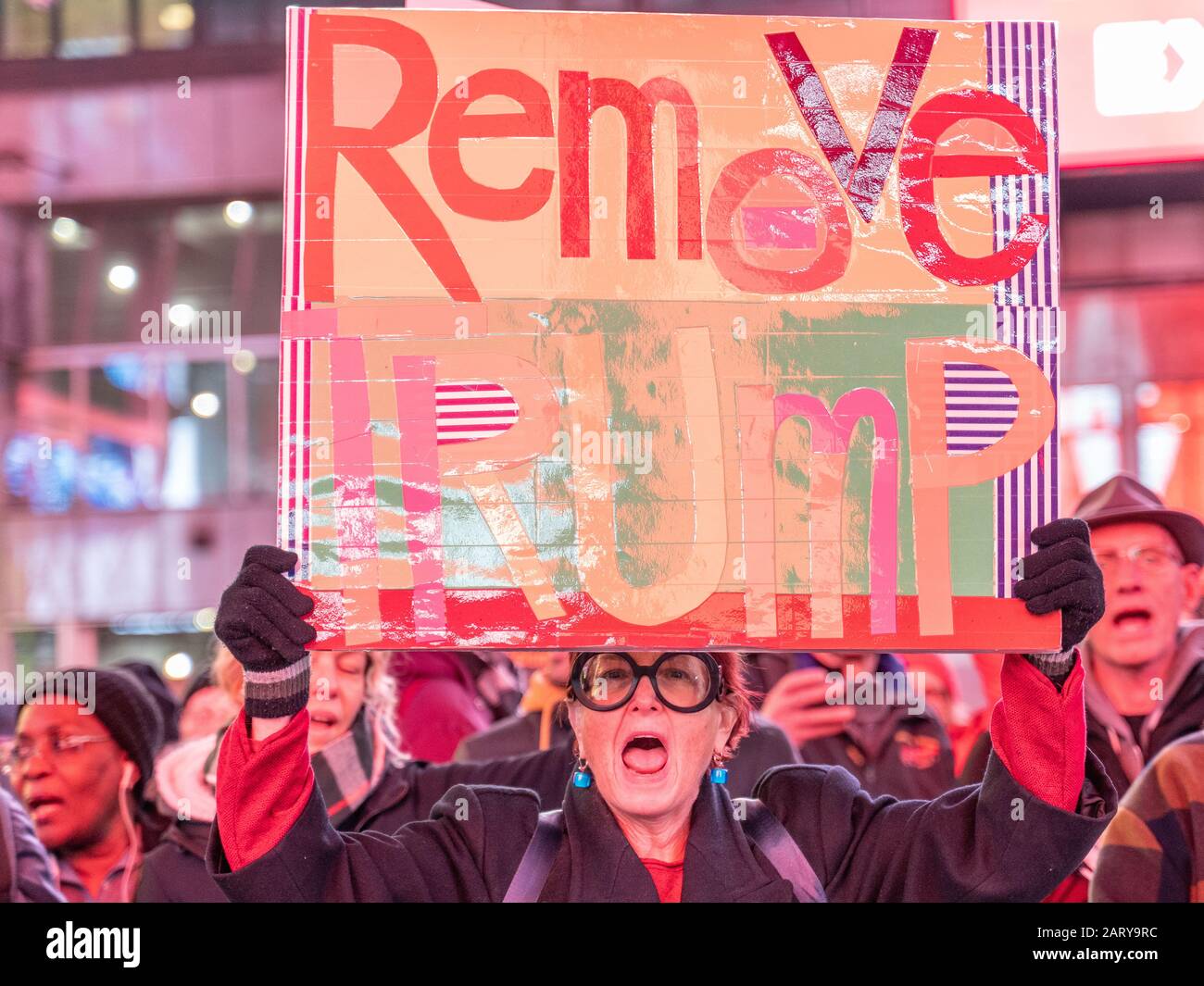 New York, New York, Stati Uniti. 29th Gen 2020. New York, New York, Stati Uniti: Una grande folla si riunisce in Times Square per chiedere al Senato di ascoltare testimoni, condannare e rimuovere Donald Trump. Credit: Corine Sciboz/Zuma Wire/Alamy Live News Foto Stock