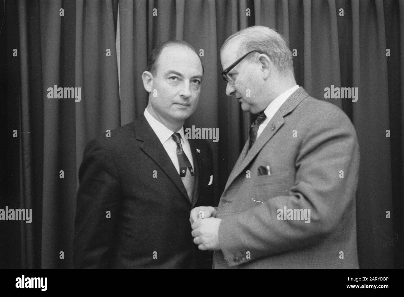 House ha iniziato il dibattito sul bilancio della difesa. Nella banca DEL KVP il presidente del gruppo successivo e successivo lasciò mr. Schmelzer destra dr. De Kort Datat:10 dicembre 1963 Località: L'Aia, Zuid-Holland Parole Chiave: Presidenti di gruppo, politica, rappresentanti del popolo Nome personale: Schmelzer, Norbert Foto Stock