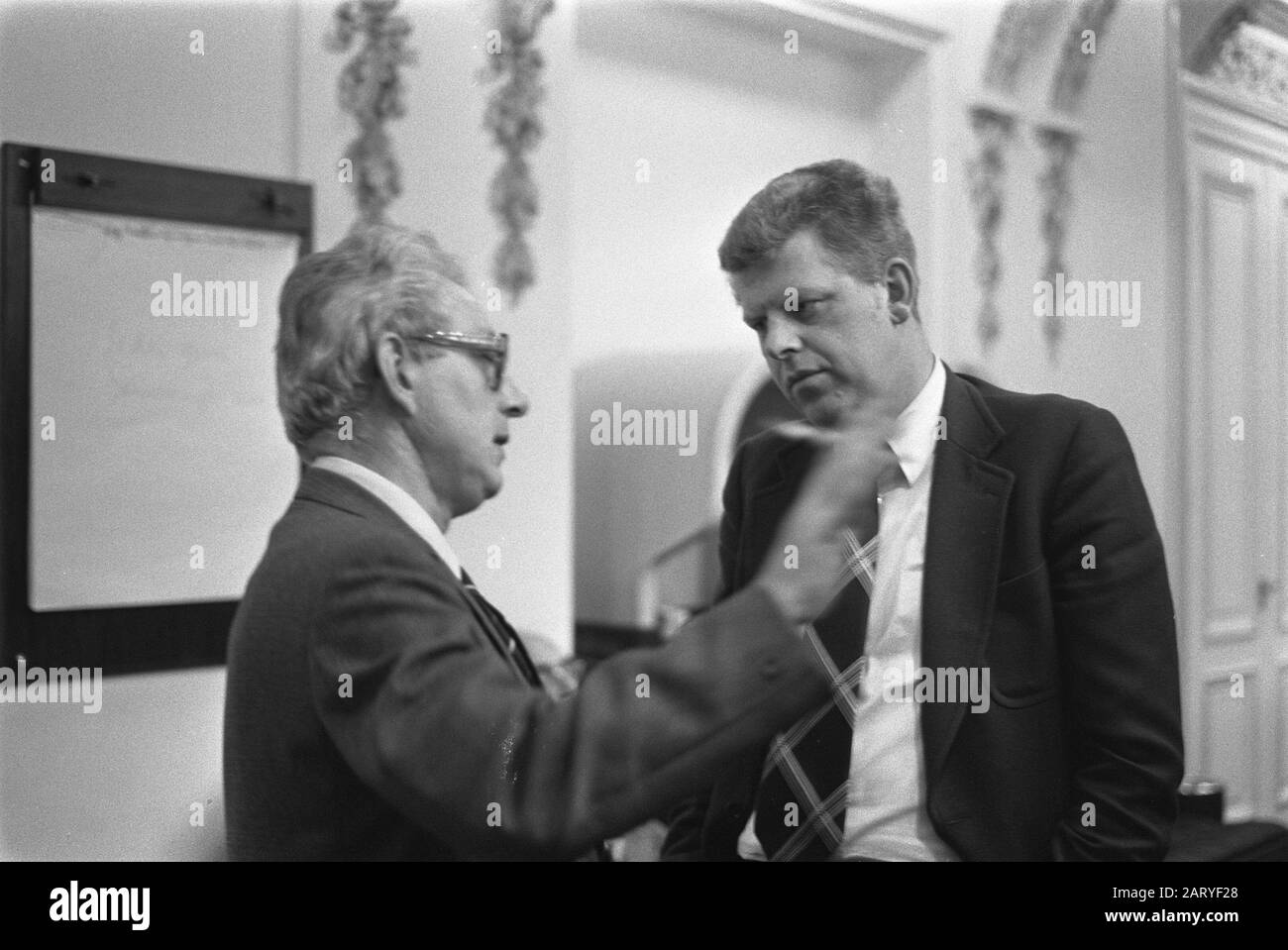 Casa si occupa di proposte governative contro la disoccupazione; M. Bakker (l) e Duisenberg Data: 21 novembre 1974 Parole Chiave: Conversazioni, governi Nome personale: Bakker M. Foto Stock