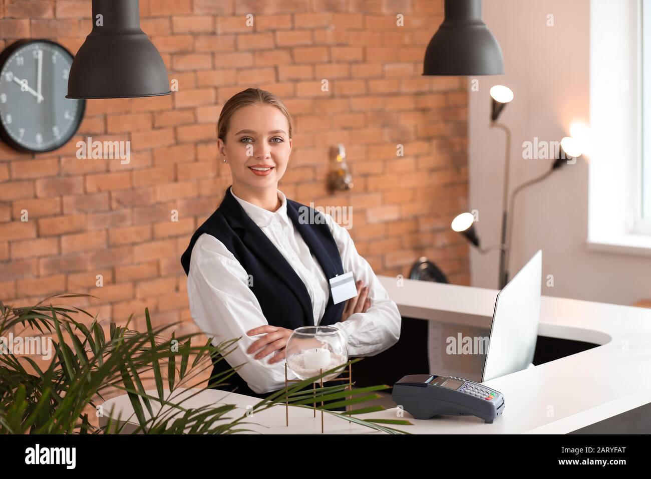 Giovane receptionist femminile alla reception dell'hotel Foto Stock
