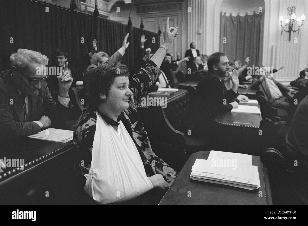 Seconda Sezione: Erica Terpstra (VVD) con braccio rotto durante una votazione Data: 18 novembre 1986 Parole Chiave: Moods Nome personale: Erica Terpstra Nome istituzionale: Seconda Sezione, VVD Foto Stock