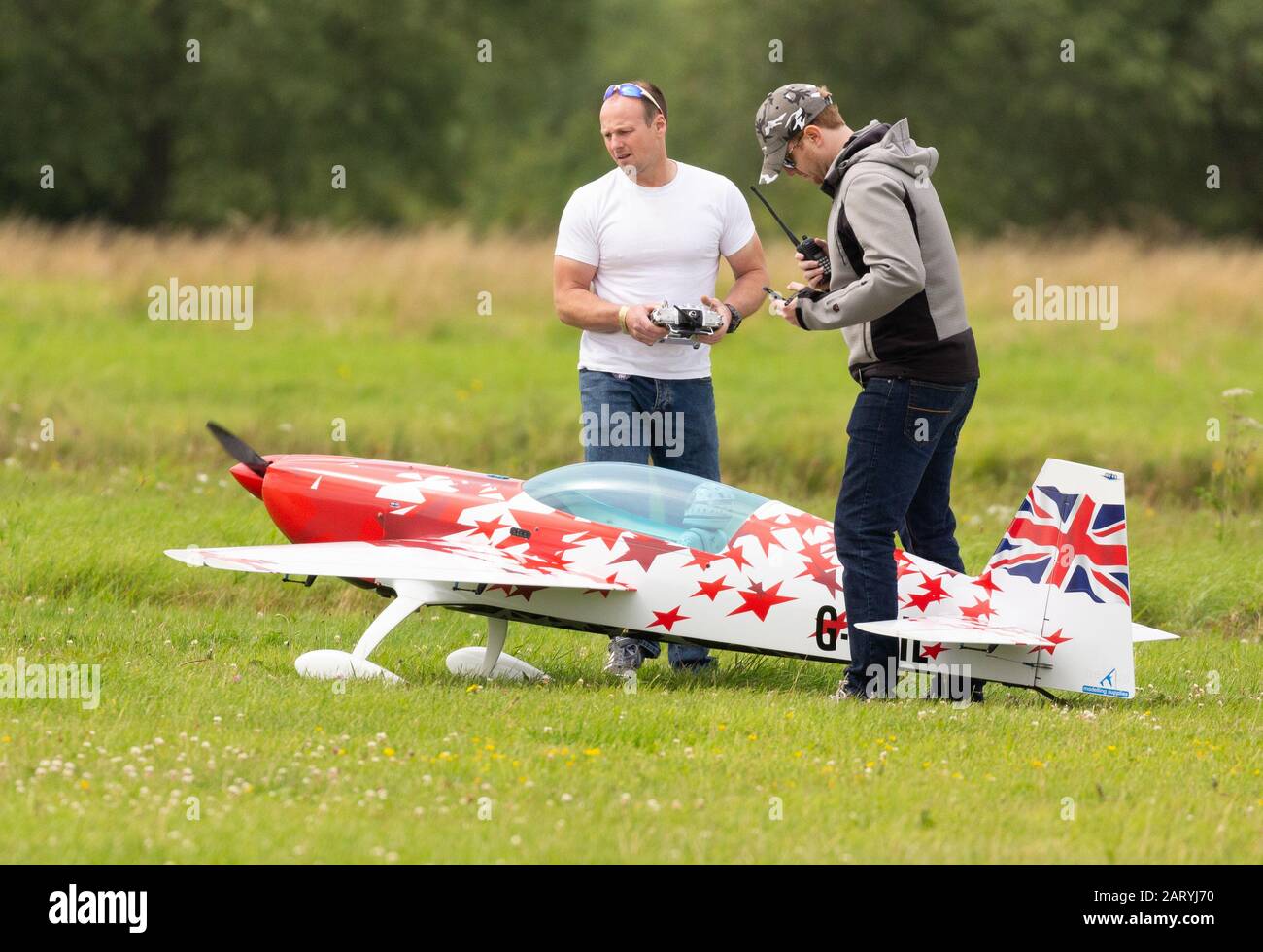 Due uomini con un modello di aeromobile radiocontrollato Foto Stock