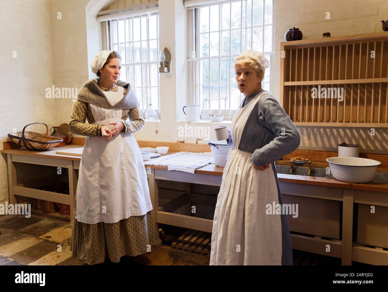 Attori che svolgono ruoli storici di personale e servitore alla Audley End House, Essex, Regno Unito Foto Stock