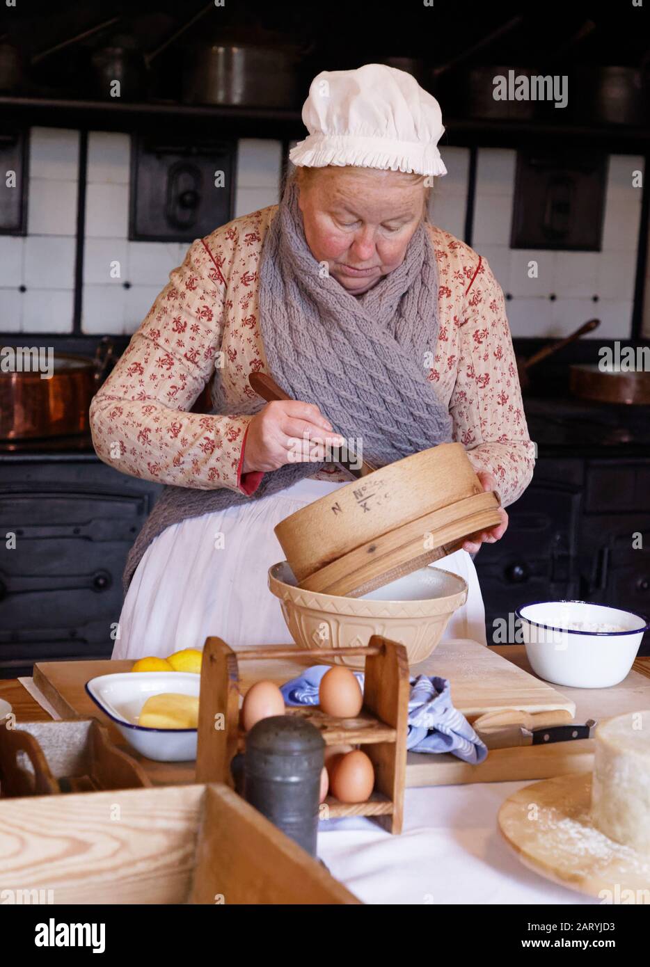 Attori che svolgono ruoli storici di personale e servitore alla Audley End House, Essex, Regno Unito Foto Stock