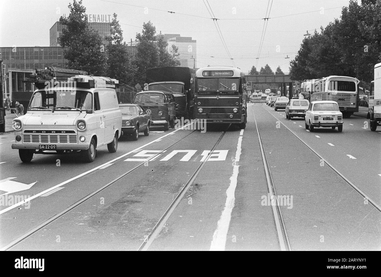 Tram e autobus gratuiti su mr. Treubblaan, Amsterdam, Municipal bus on own track Data: 9 agosto 1971 Località: Amsterdam, Noord-Holland Parole Chiave: Tram Nome personale: MR. Treubblaan Foto Stock