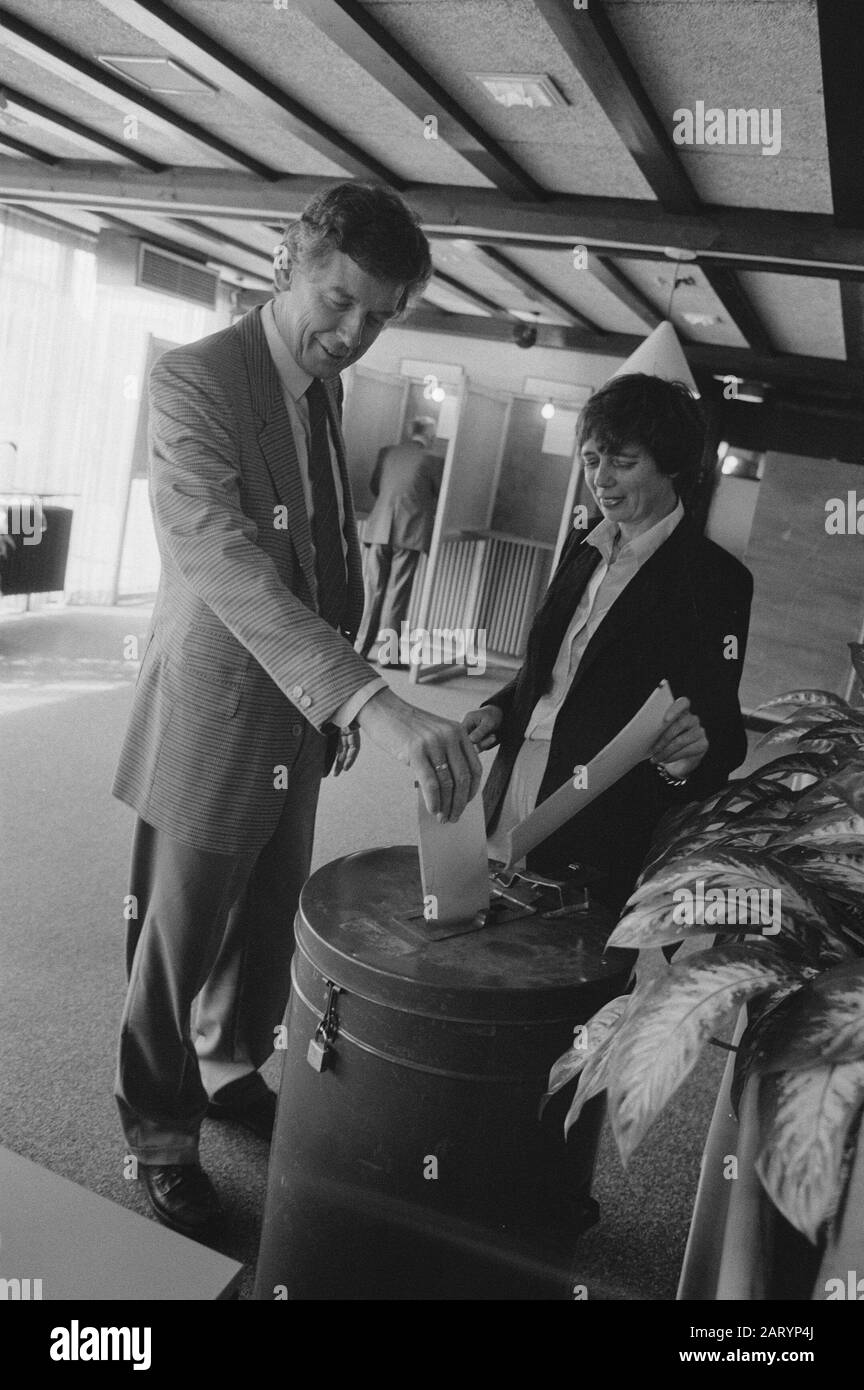 Elezioni in seconda Camera 1986: Voti; Pvdas secondo uomo Wim Kok porta il suo voto ad Amsterdam con sua moglie Data: 21 maggio 1986 luogo: Amsterdam, Noord-Holland Parole Chiave: Voti, elezioni, donne Nome personale: Kok, Wim Foto Stock