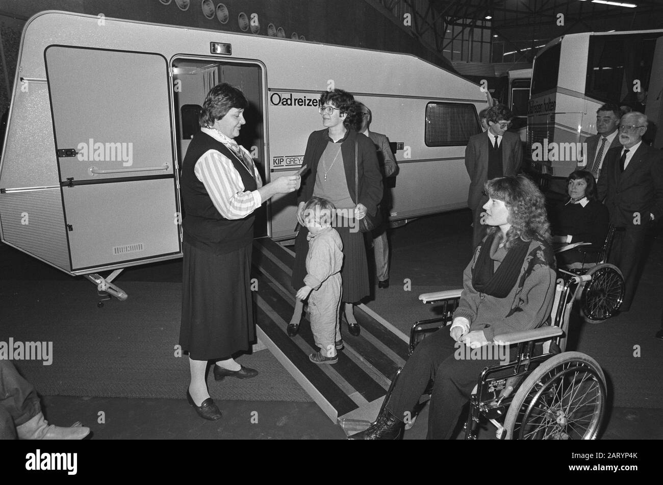 Membro del Parlamento la signora Terpstra guida i disabili fisici Sabrina Breukelmans da una carovana appositamente adattato da viaggio OAD Data: 11 dicembre 1985 Parole Chiave: Caravan, disabili Nome personale: OAD-Travel Foto Stock