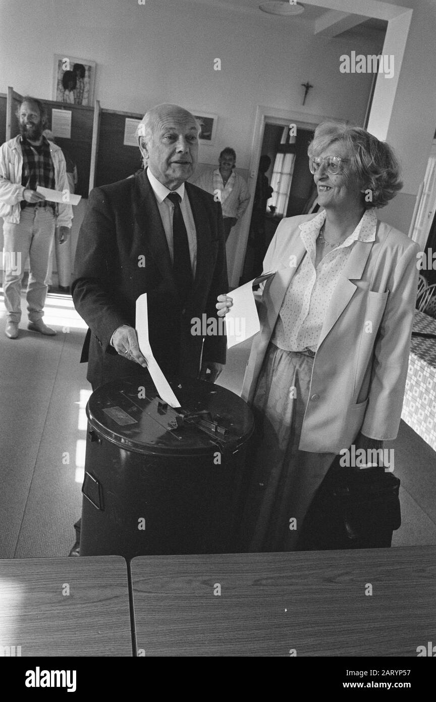 Elezioni in seconda Camera 1986: Voti; PvdA-leader den Uyl porta il suo voto ad Amsterdam con sua moglie Data: 21 maggio 1986 luogo: Amsterdam, Noord-Holland Parole Chiave: Voti, elezioni, donne Nome personale: Uyl, Joop den Foto Stock