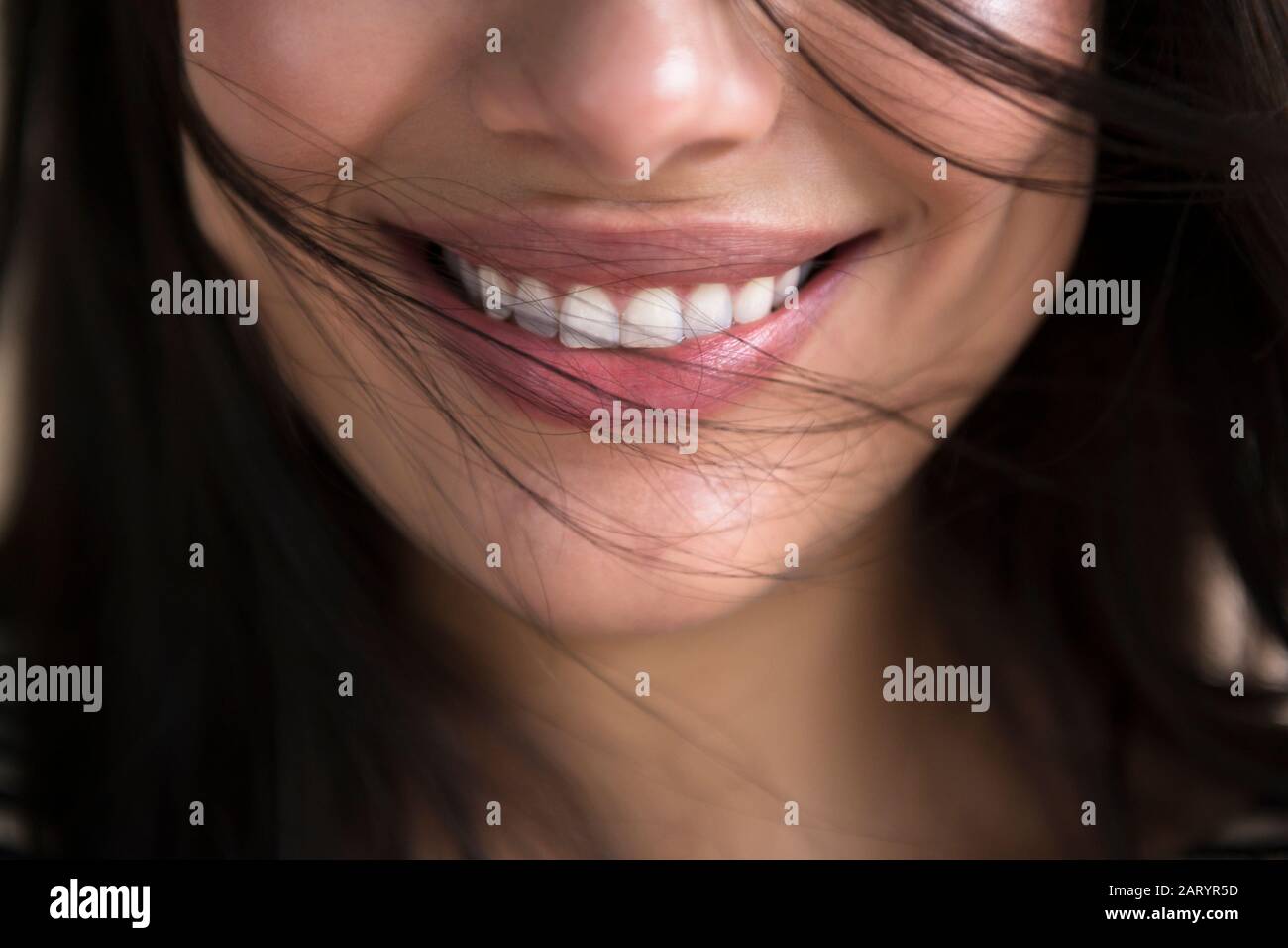 Close up sorridente volto di donna Foto Stock