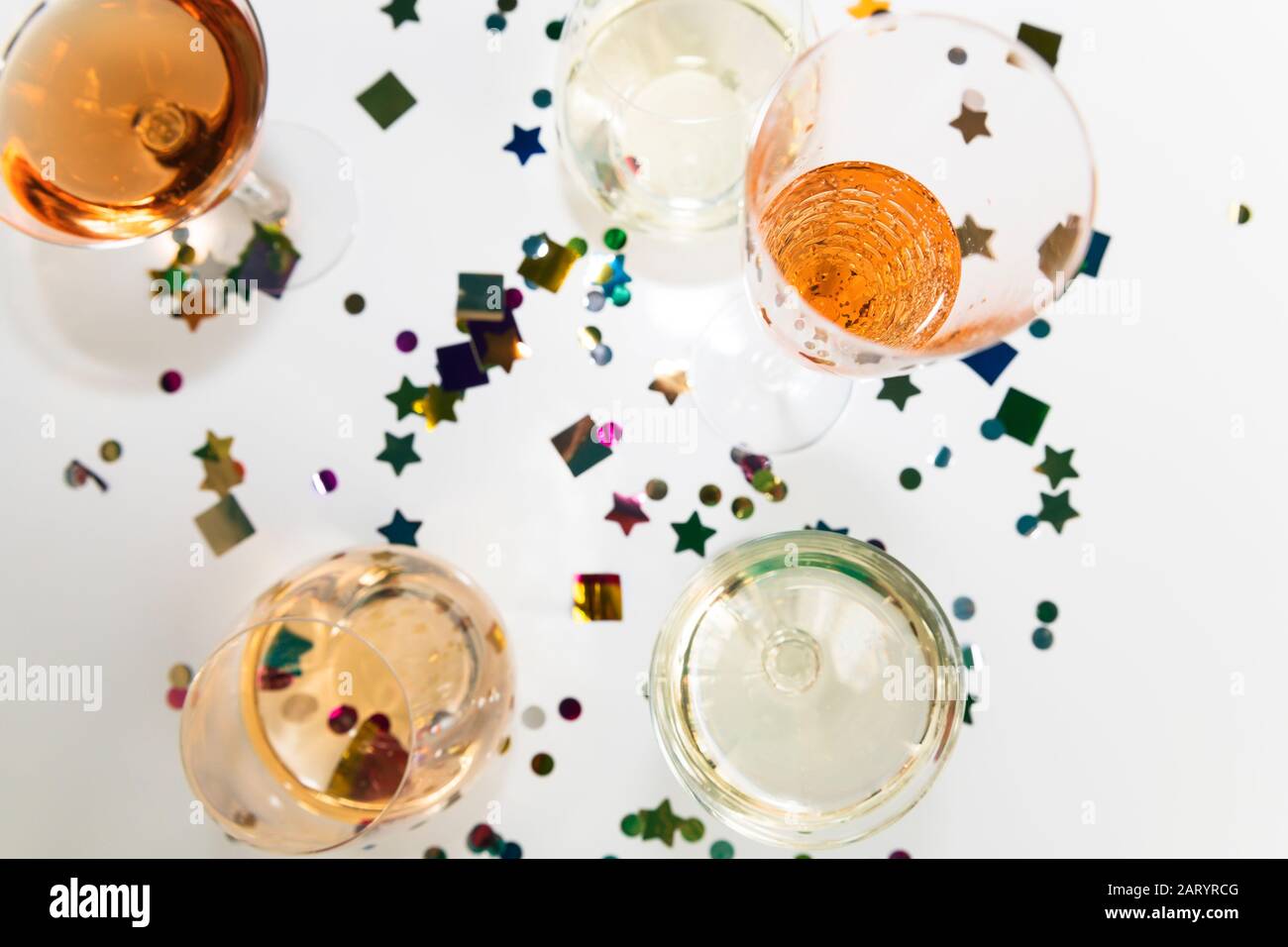 Confetti e alcol in bicchieri Foto Stock