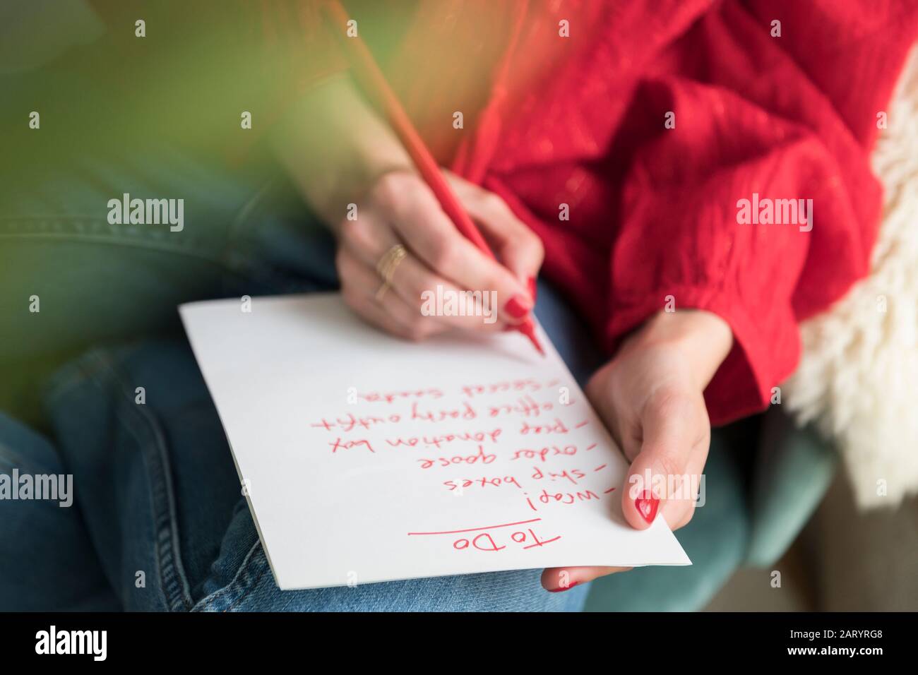 Donna che scrive 'da fare' lista Foto Stock