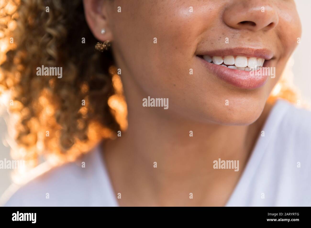 Close up sorridente volto di donna Foto Stock