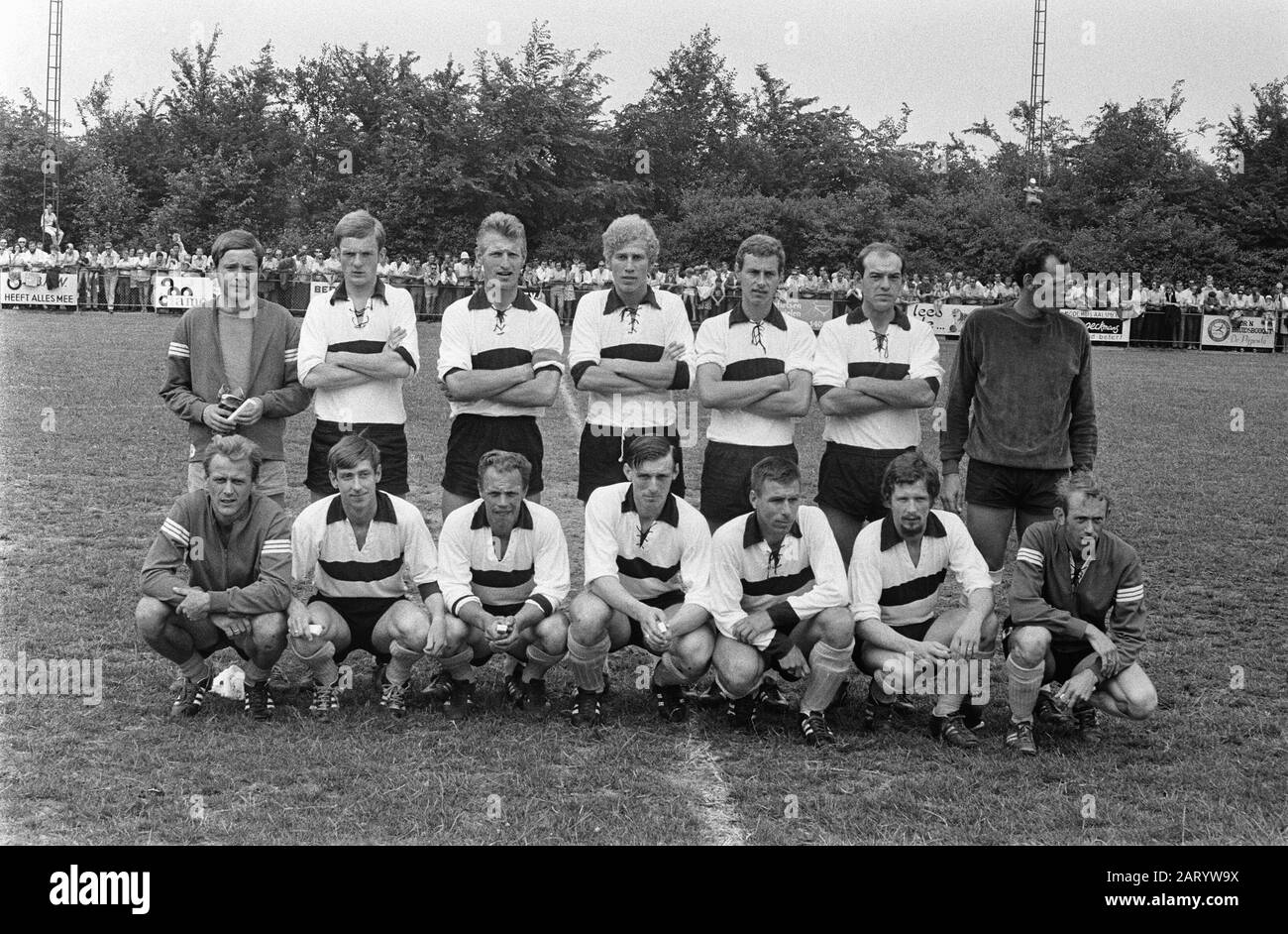 Uithoorn contro Sneek 2-2; om campionato amatoriale olandese; team Sneek Data: 21 giugno 1970 luogo: Uithoorn Parole Chiave: Squadre, sport, calcio Foto Stock