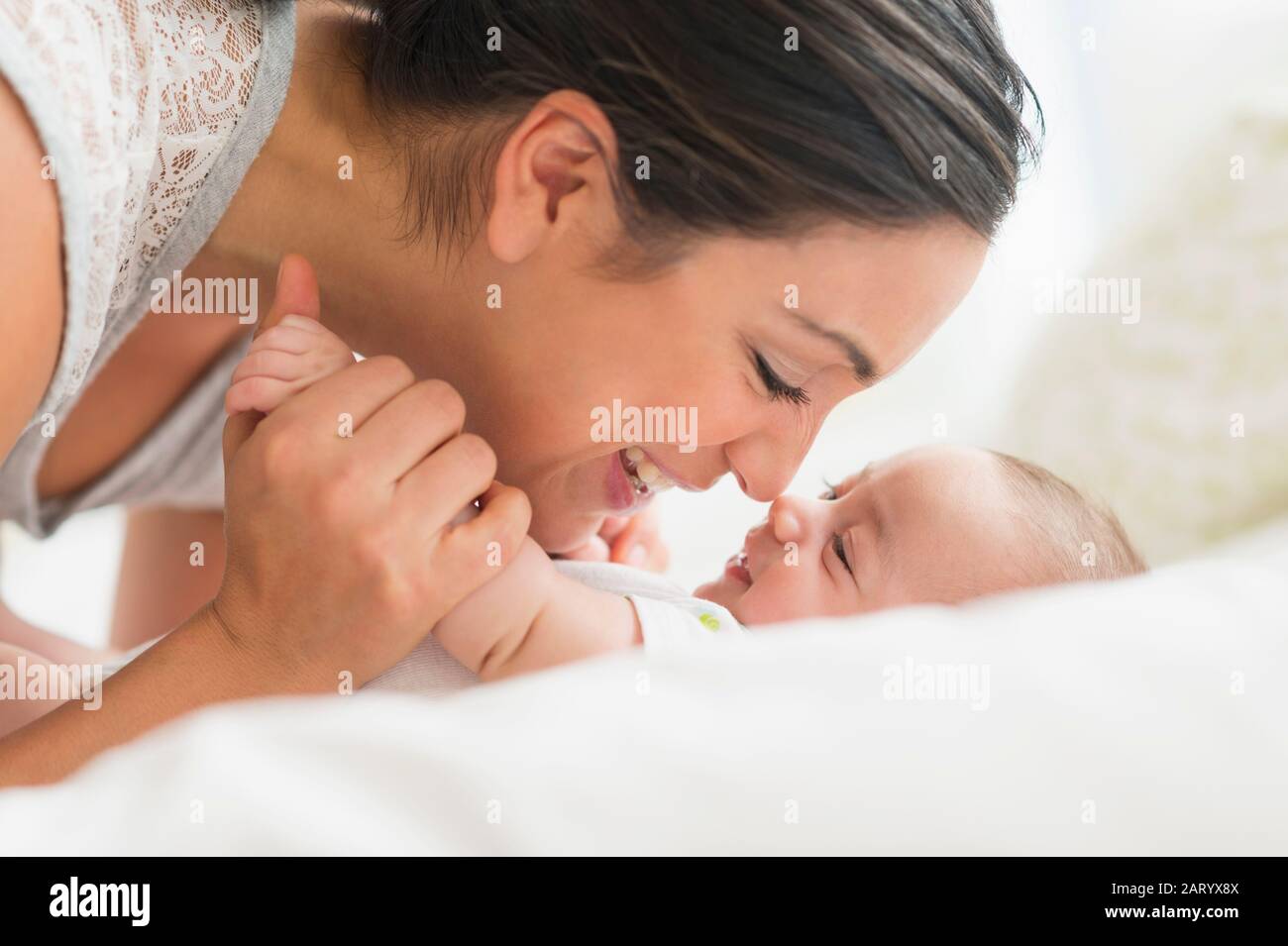 La madre gioca con baby boy (2-5 mesi) Foto Stock