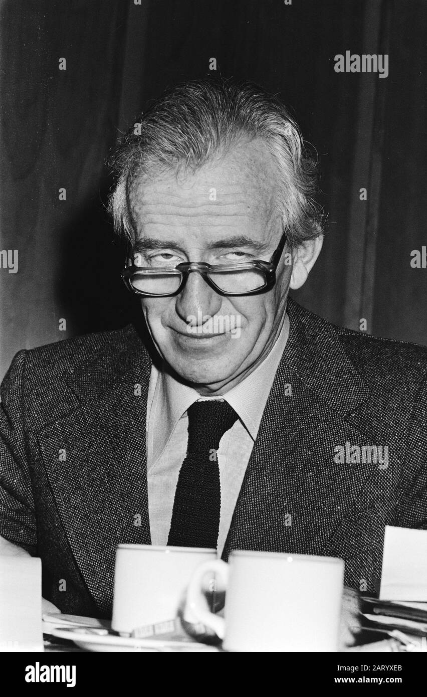 Riunione del consiglio di associazione di Vara a Hilversum VARA presidente André Kloos Data: 17 novembre 1979 luogo: Hilversum, Noord-Holland Parole Chiave: Emittenti, ritratti, riunioni, presidenti Nome personale: Kloos, André Foto Stock