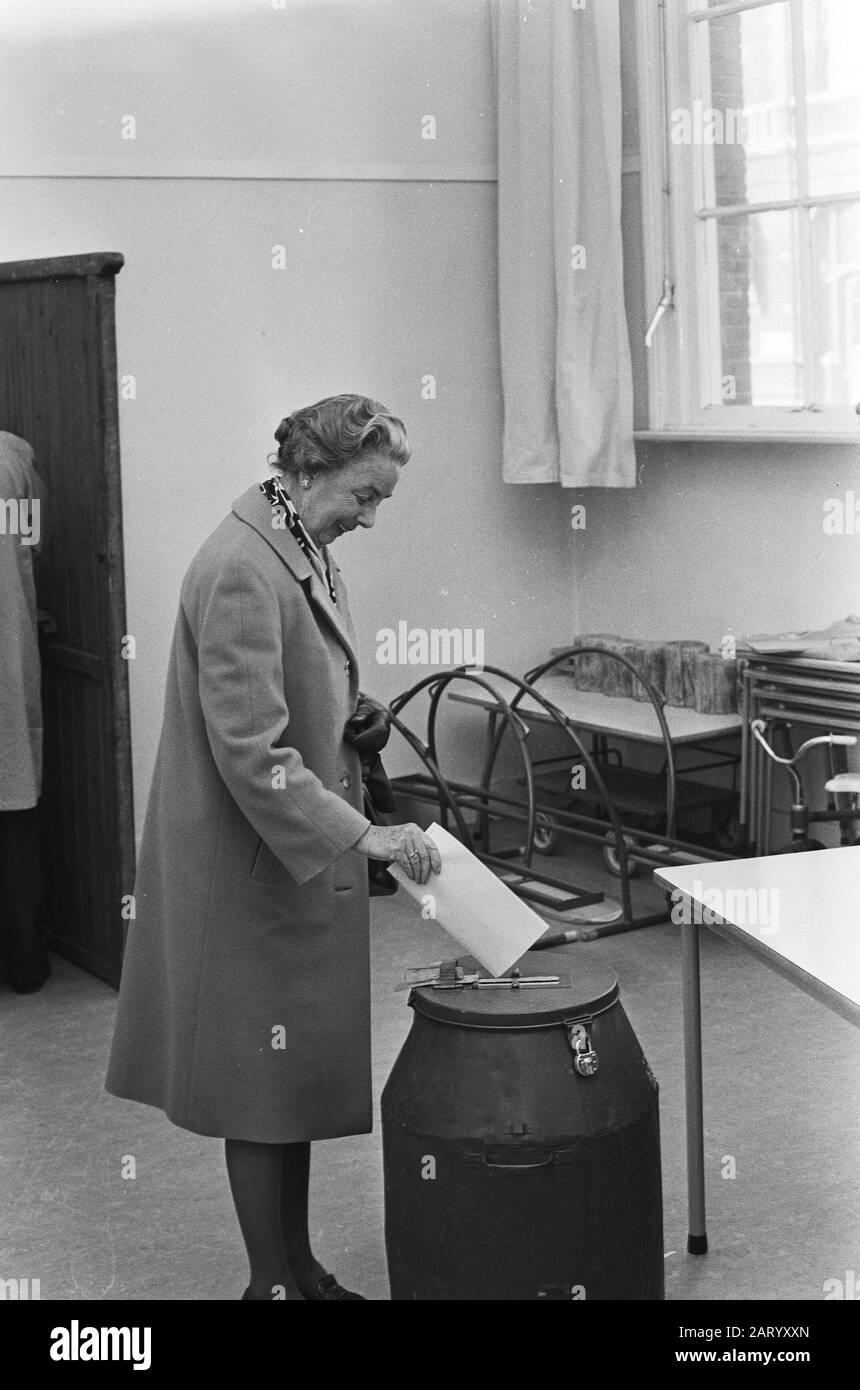 Indagine elettorale del NOS nei seggi elettorali per Le Elezioni Della Seconda Camera Donna porta il suo voto Data: 28 aprile 1971 Località: Amsterdam, Noord-Holland Parole Chiave: Ballots, elezioni, Istituto delle Donne Nome: NOS Foto Stock