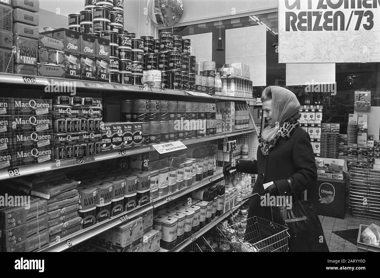 Donna al confezionamento del caffè in supermercato, comando Volkskrant Data: 5 dicembre 1972 Parole Chiave: Supermarkets Nome dell'istituzione: Volkskrant Foto Stock
