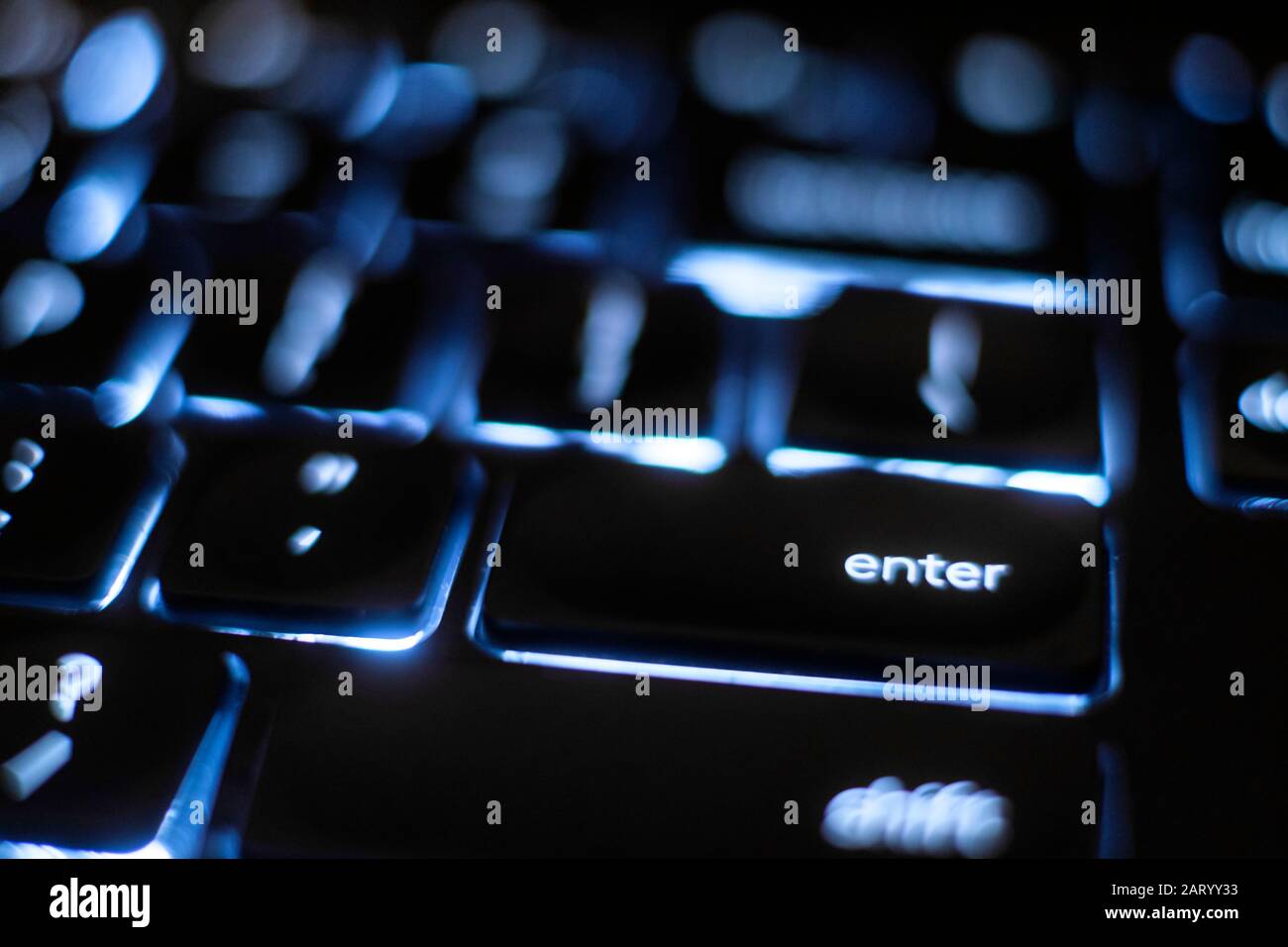 Tasto "ENTER" illuminato sulla tastiera Foto Stock