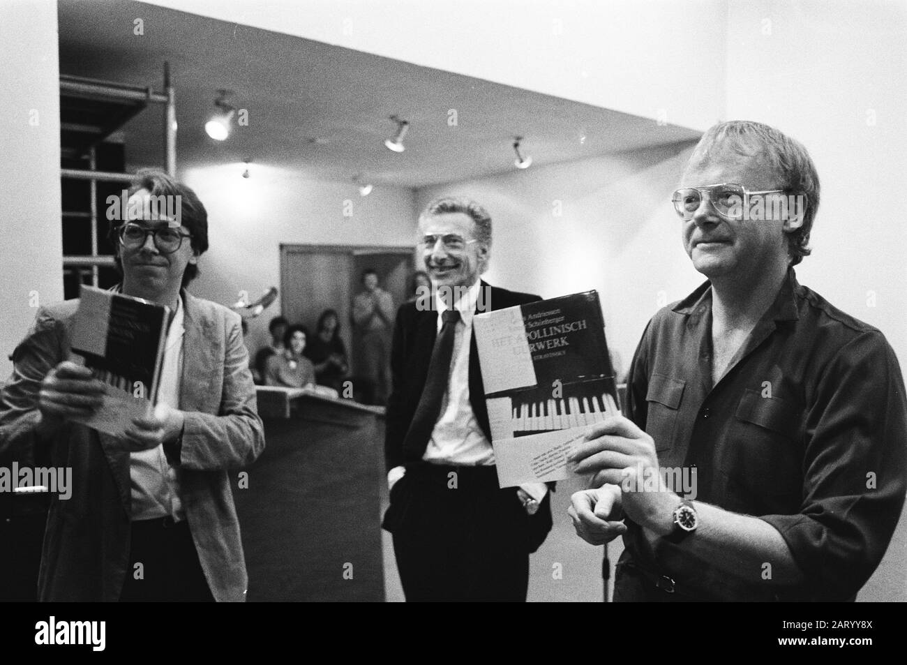 Presentazione Del Movimento Apollinisch, un libro su Igor Stravinsky di Louis Andriessen e Elmer Schönberger v.n.r. Elmer Schönberger, Harry Mulisch e Louis Andriessen Data: 26 aprile 1983 Parole Chiave: Libri, compositori, musicologia, scrittori Nome personale: ANDRIESSEN, Louis, Mulisch, Harry, Schönberger, Elmer Foto Stock