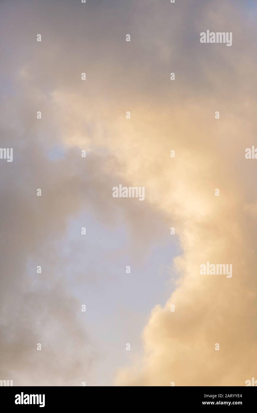 Nuvole grigie nel cielo blu Foto Stock