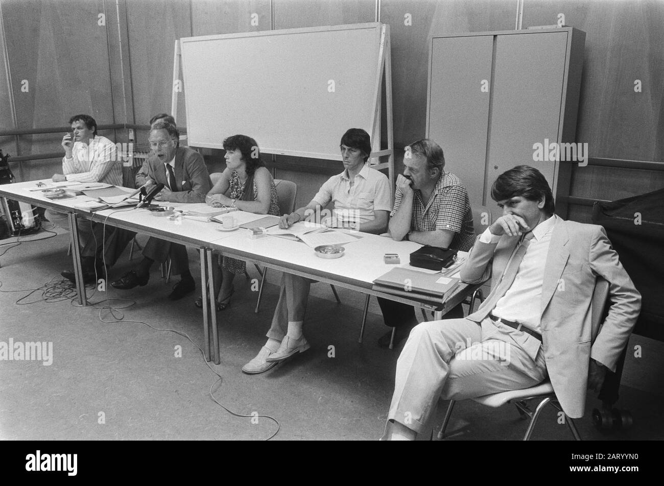 Conferenza stampa DELLA VARA sui piani politici per il futuro e i licenziamenti annunciati V.L.N.R. Presidente Albert van den Heuvel (l), Ilona Bosman, Direttore VARA Guide Henny Swets, Direttore radio Piet van den Ende e regista TV Maurice Koopman Annotazione: Ritratto foto Henny Swets su neg.nr. 19 Data: 24 giugno 1983 Parole Chiave: Austerità, registi, emittenti, conferenze stampa, riorganizzazioni, presidenti Nome personale: Ende, Piet van den, Heuvel, Albert van den, Koopman, Maurice, Swets, Henny Institution nome: Vara Foto Stock
