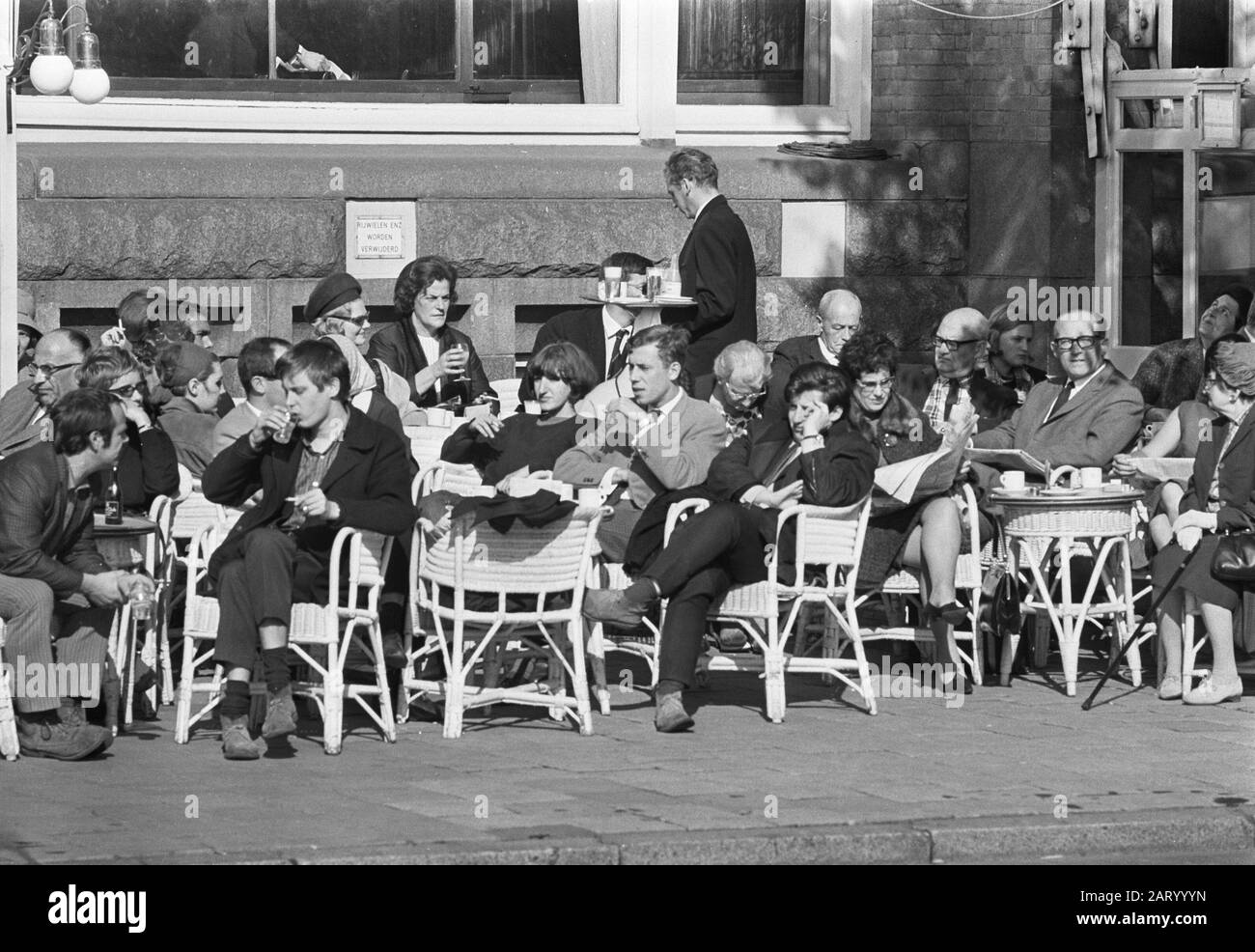 Terrazze piene in autunno sole al Café Americain a Leidseplein ad Amsterdam Data: 7 ottobre 1966 luogo: Amsterdam, Noord-Holland Parole Chiave: Caffè, terrazze Foto Stock