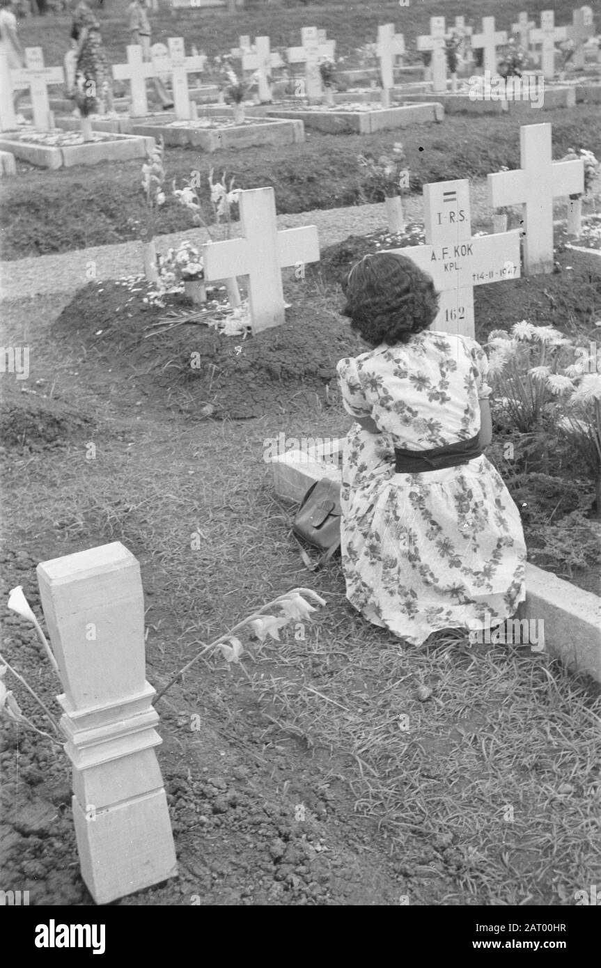 Fiori per la celebrazione dei morti e di Natale a Semarang Donna posa fiori sulla tomba di A.F. Kok, kpl i-R.S. morì il 14-11-1947 Data: 25 dicembre 1947 Località: Indonesia, Indie olandesi Foto Stock