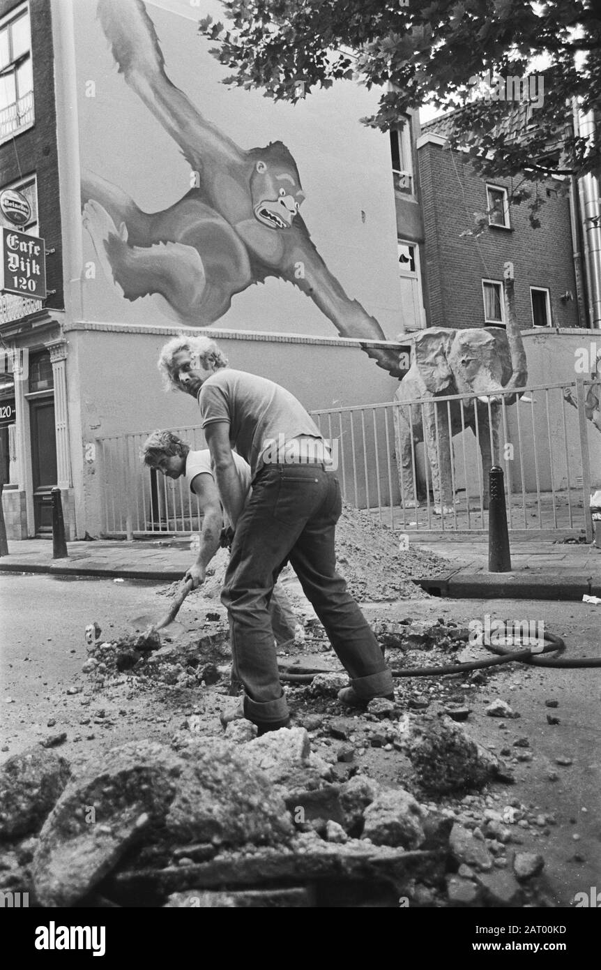 Lavori sullo Zeedijk ad Amsterdam; pozzi fognari, ristrutturazione di sentieri e asfalto della superficie stradale; sullo sfondo la giungla murale Data: 4 settembre 1979 posizione: Amsterdam, Noord-Holland Parole Chiave: Operai, asfalto, murales, immagini di strada Foto Stock