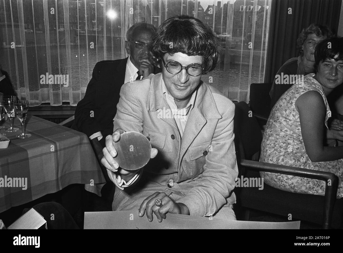 Dimitri Frenkel Frank riceve il disco di Nipkow dai giornali olandesi (recensori TV) ad Amsterdam: D. Frenkel Frank con Nipkow-disk Data: 5 Giugno 1970 luogo: Amsterdam, Noord-Holland Parole Chiave: Ricevute Nome personale: Frenkel Frank, Dimitri Foto Stock