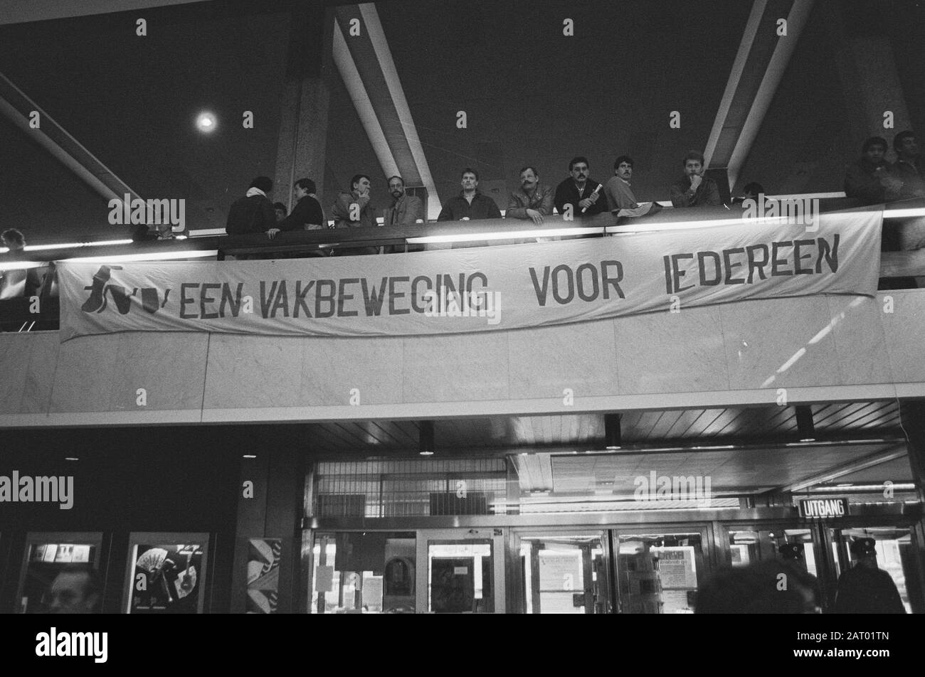 Discussione dei lavoratori portuali durante i giorni di guerra aperti porto di Rotterdam; lavoratori portuali durante il giorno di apertura Data: 27 febbraio 1987 Località: Rotterdam, Zuid-Holland Parole Chiave: Informazioni, porti, attaccanti Foto Stock Discussione dei lavoratori portuali durante i giorni di guerra aperti porto di Rotterdam; lavoratori portuali durante il giorno di apertura Data: 27 febbraio 1987 Località: Rotterdam, Zuid-Holland Parole Chiave: Informazioni, porti, attaccanti Foto Stock