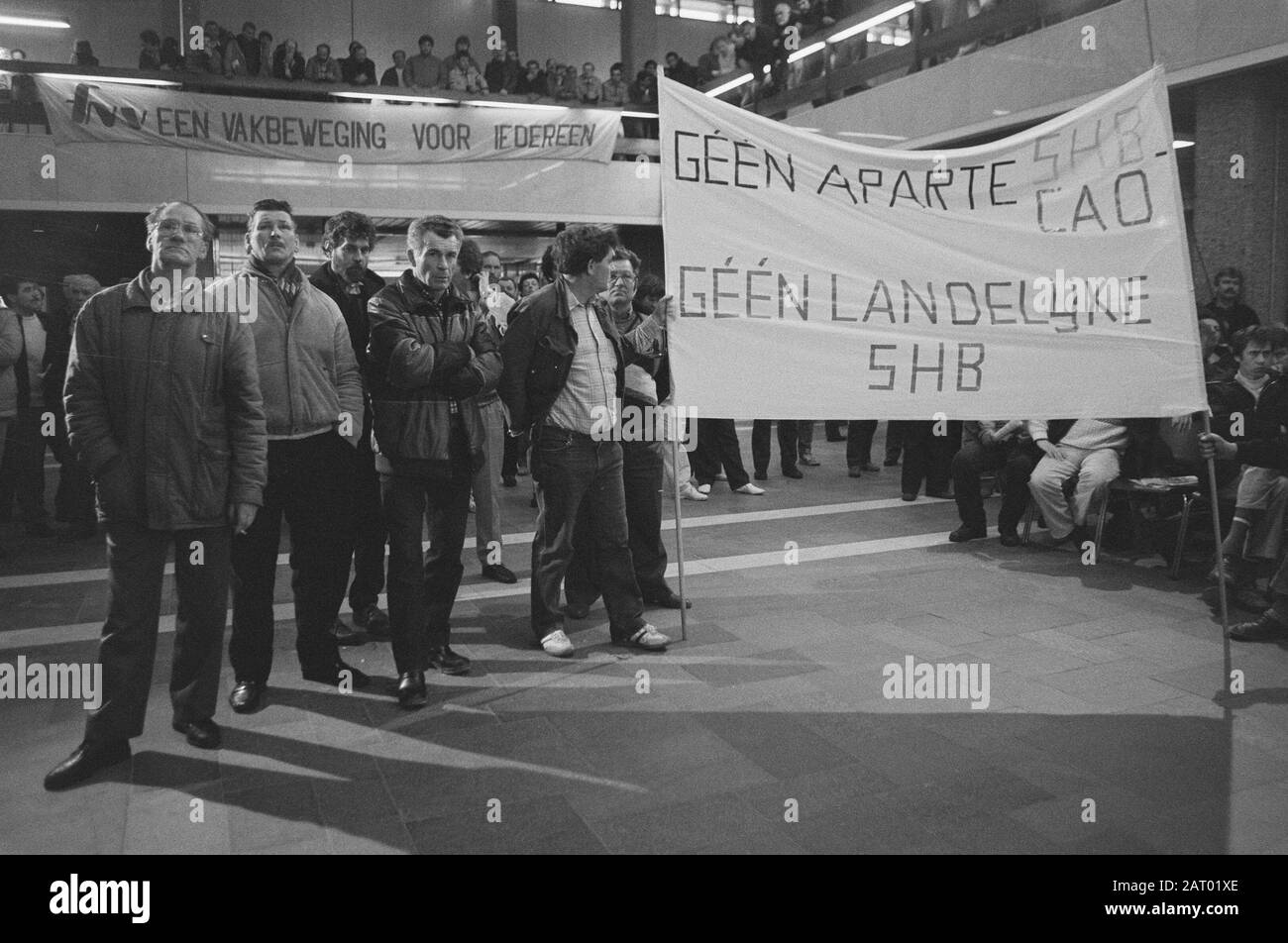 Discussione dei lavoratori portuali durante i giorni di guerra aperti porto di Rotterdam; lavoratori portuali durante il giorno di apertura Data: 27 febbraio 1987 Località: Rotterdam, Zuid-Holland Parole Chiave: Informazioni, porti, attaccanti Foto Stock Discussione dei lavoratori portuali durante i giorni di guerra aperti porto di Rotterdam; lavoratori portuali durante il giorno di apertura Data: 27 febbraio 1987 Località: Rotterdam, Zuid-Holland Parole Chiave: Informazioni, porti, attaccanti Foto Stock