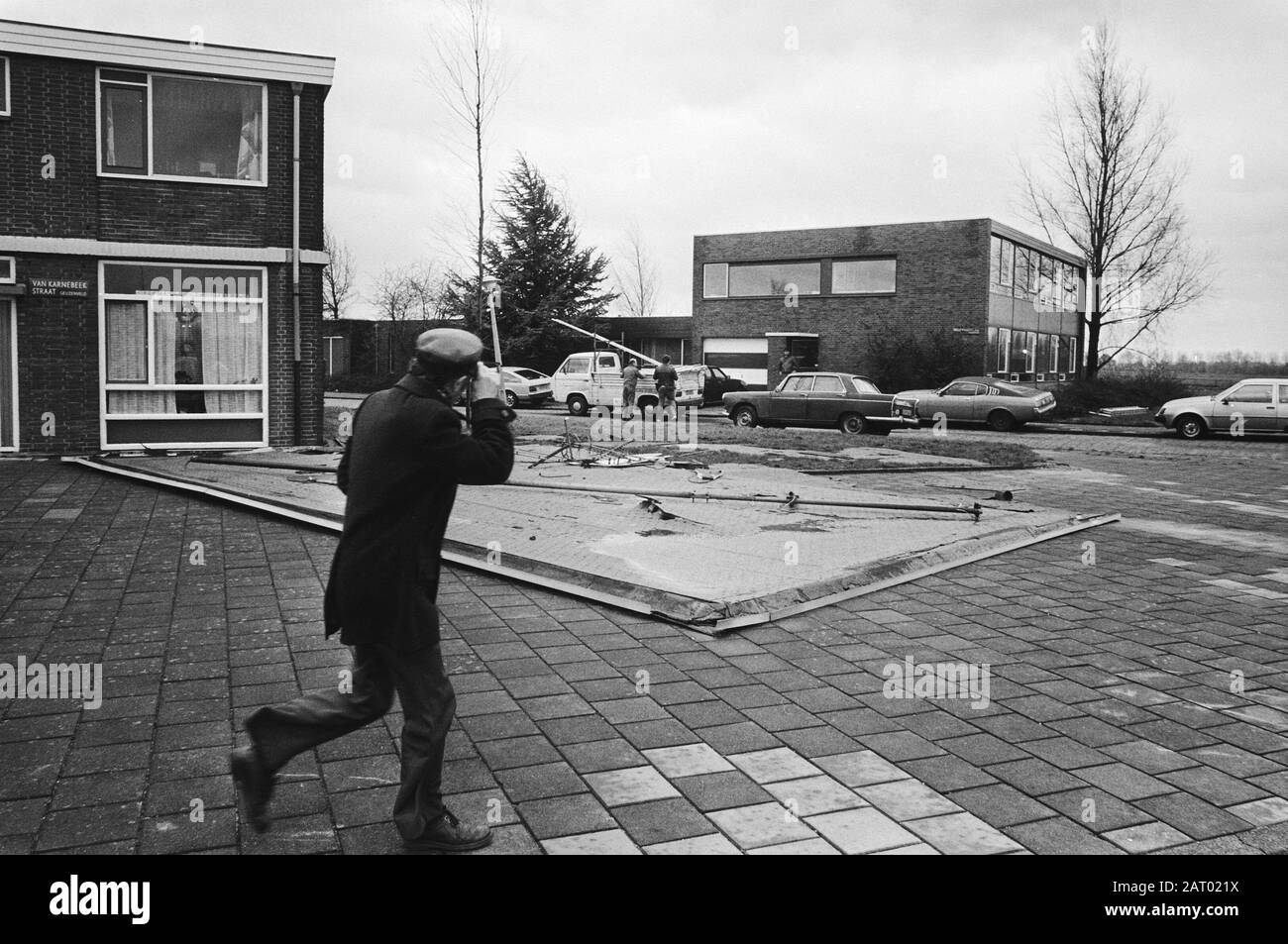 Hard Wind dirige i danni a Da casa tetto soffiato ad Amsterdam-West Data: 4 gennaio 1983 luogo: Amsterdam, Noord-Holland Parole Chiave: Case, danni tempesta Foto Stock
