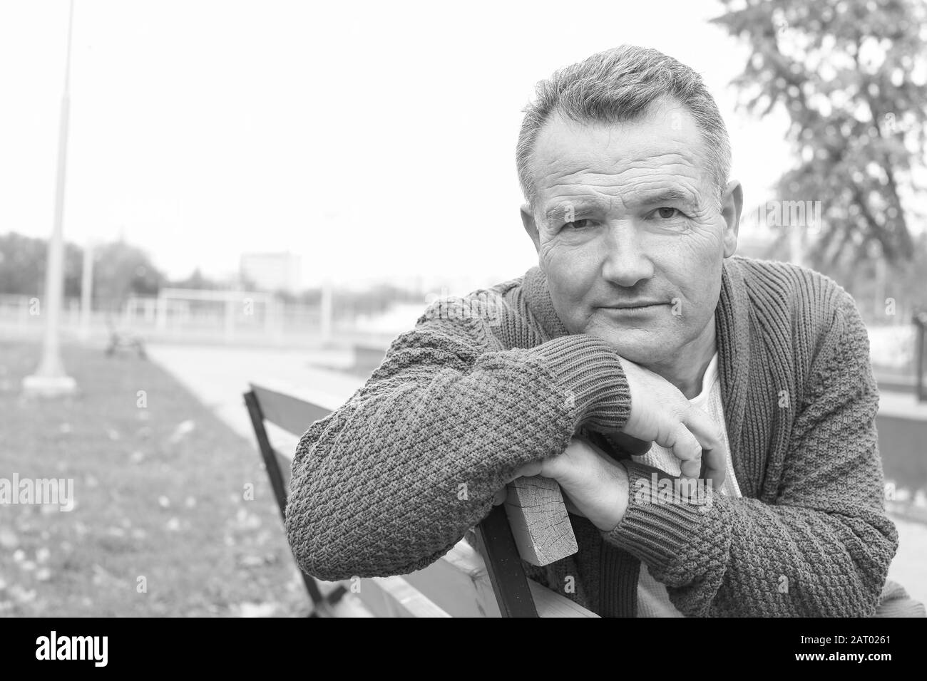 Ritratto bianco e nero di uomo maturo nel parco autunnale Foto Stock