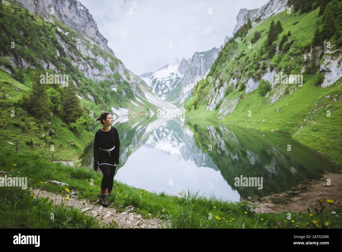 Donna in montagna e lago ad Appenzell, Svizzera Foto Stock