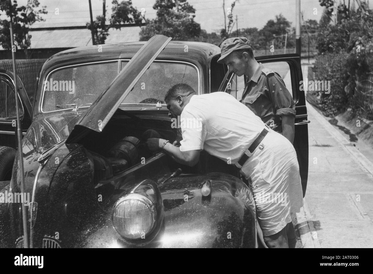 Visita il colonnello Julian in Indonesia Jokjakarta: L'ex auto del presidente Soekarno è sfortunata. Il colonnello Julian sta cercando la causa. Annotazione: Il colonnello americano nero b.d. Hubert F. Julian, un ex pilota soprannominato Black Eagle ha visitato l'Indonesia come giornalista. Era ferocemente anticomunista e sostenne l'atteggiamento olandese nel conflitto. Data: Gennaio 1949 Luogo: Indonesia, Indie Orientali Olandesi, Yogyakarta Foto Stock