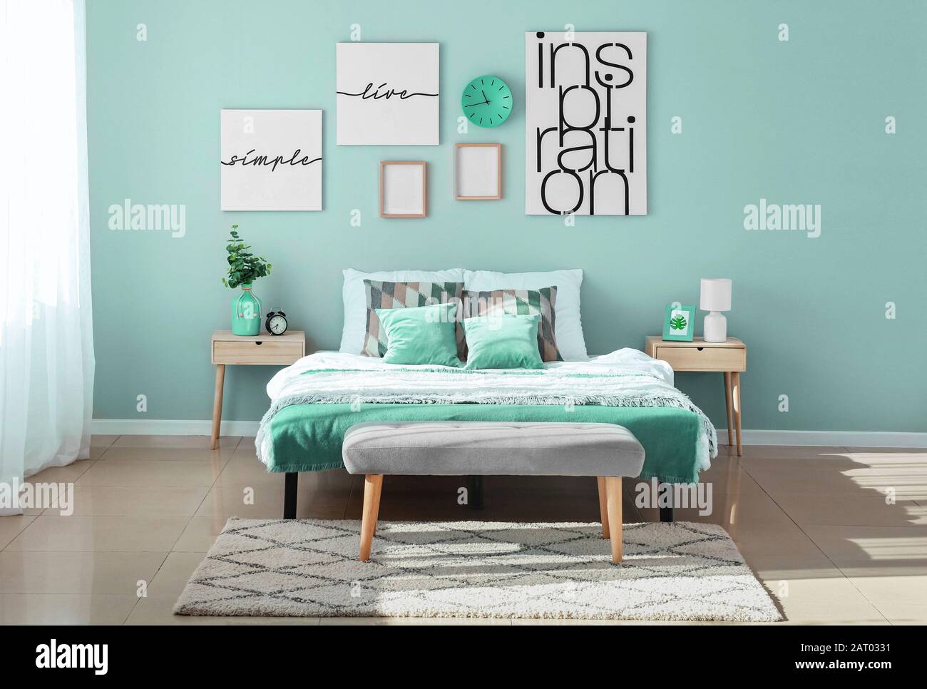 Interni eleganti della camera da letto in color turchese Foto stock - Alamy