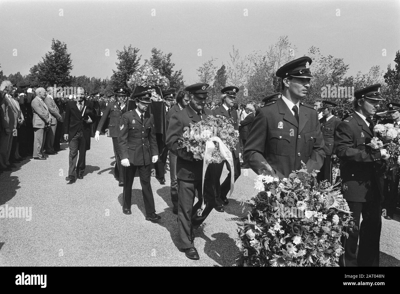 Sparato agente Haringh sepolto ad Amsterdam; colleghi dietro il bara Data: 11 agosto 1982 luogo: Amsterdam, Noord-Holland Parole Chiave: Agenti, funerali Foto Stock