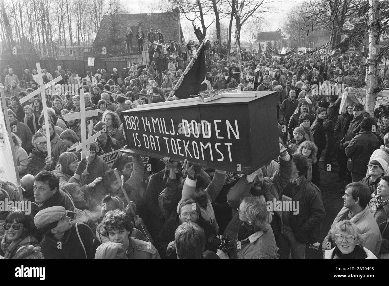 Base circostante Woensdrecht contro le armi nucleari petto Di Morte con l'iscrizione 14 milioni di morti è che il futuro è passato sopra le teste Data: 11 dicembre 1983 luogo: Noord-Brabant, Woensdrecht Parole Chiave: Anti-nucleare armi movimento, dimostrazioni, bare Foto Stock