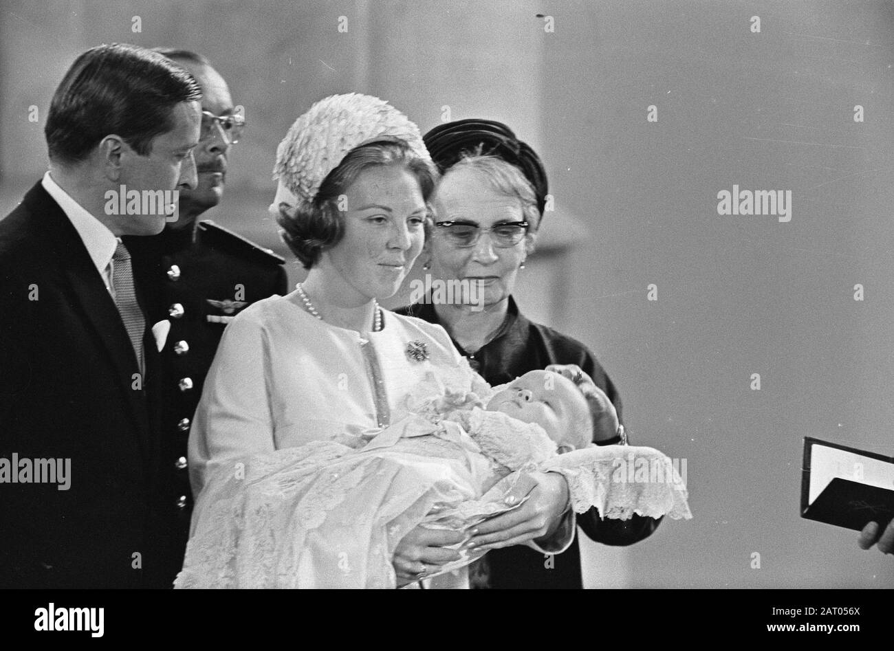 Battesimo Willem Alessandro Nella Chiesa Di San Giacomo. Principessa Beatrix con Principe Alessandro Data: 2 settembre 1967 Parole Chiave: Battesimo, principi Nome personale: Beatrix, principessa, Willem-Alexander, Principe di Orange Foto Stock