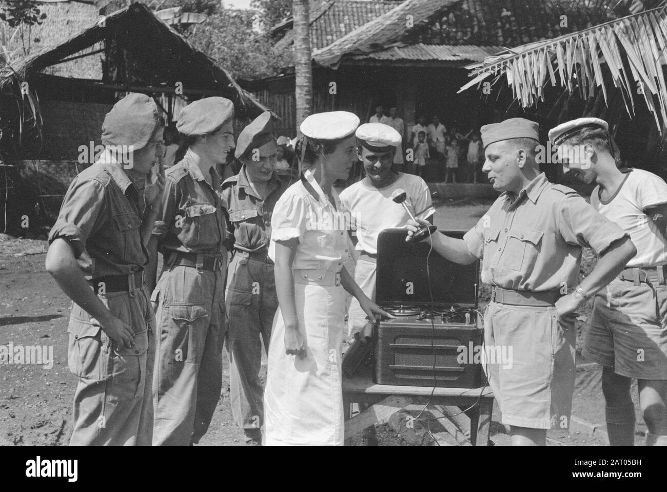 marcia a piedi nelle vicinanze di Salatiga. Vuoto una marcia a piedi è stata organizzata dal ufficiale dello sport di brigata della T-Brigade nelle vicinanze di Salatiga. A Toentang fu iniziato e da lì passò per Ambarawa, Banyubiroe e Moentjoel fino a Salatiga. Il percorso di circa trenta chilometri è stato completato con tre punti di riposo obbligatori Data: 1948/07/01 luogo: Indonesia, Java, Indie orientali olandesi Foto Stock