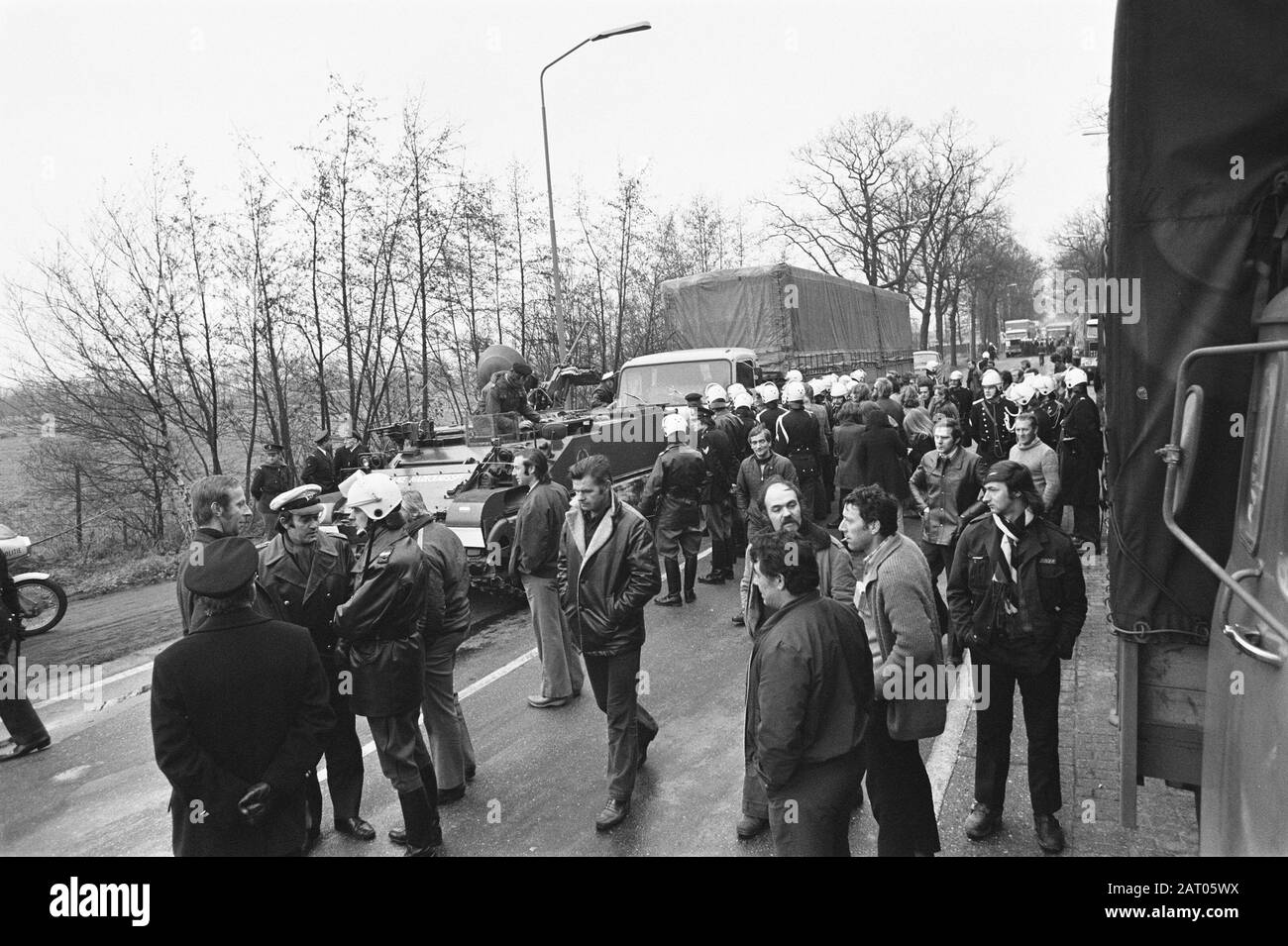 Attraversamento del confine bloccato Wuustwezel de marechaussee cancellato; traino di camion blindato strada camion Data: 27 Novembre 1974 Località: Belgio, Wuustwezel Parole Chiave: MARECHAUSSEE, veicoli blindati, valichi di frontiera, camion Foto Stock
