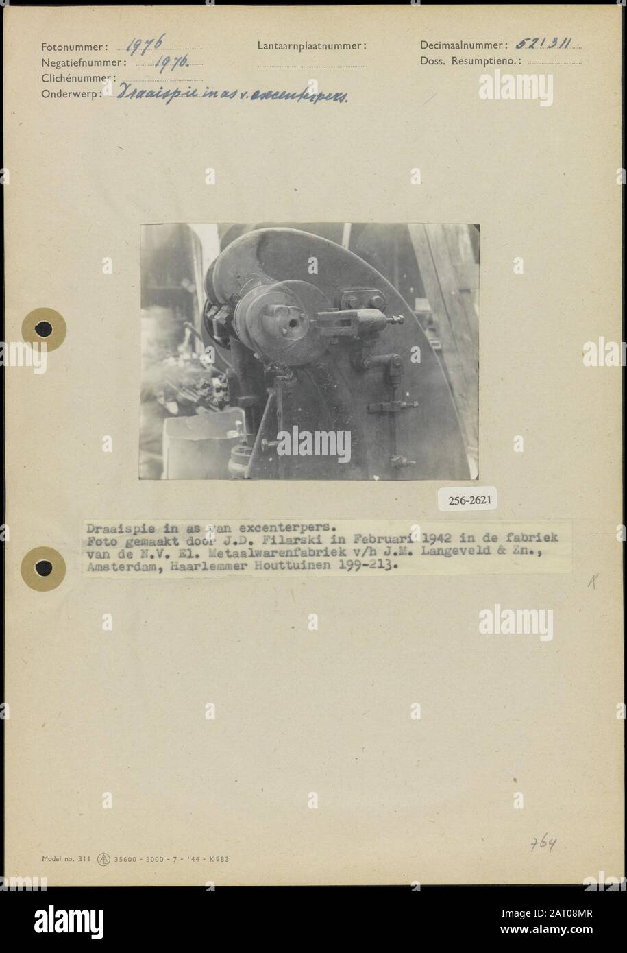 Sicurezza delle macchine ecoteratrici A torta Nel fusto di un ecoterpress in NV Elektrometaalwarenfabriek J.M. LANGEVELD & Zn, Haarlemmer Houttuinen 199-213 ad Amsterdam Data: Febbraio 1942 Località: Amsterdam, Noord-Holland Parole Chiave: Sicurezza, industria del metallo, presse Nome dell'istituto: NV Electrical Metalwarenfabriek v/h J.M. Lange Foto Stock