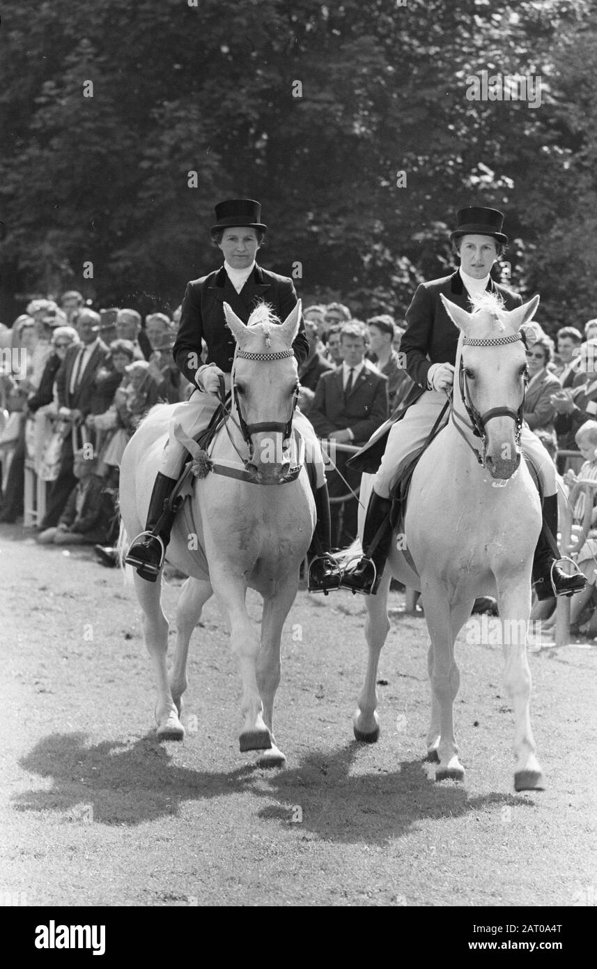 Campionati di dressage dei Paesi Bassi (Miss A. van Doorn e T van Doorn) Data: 5 agosto 1962 Foto Stock