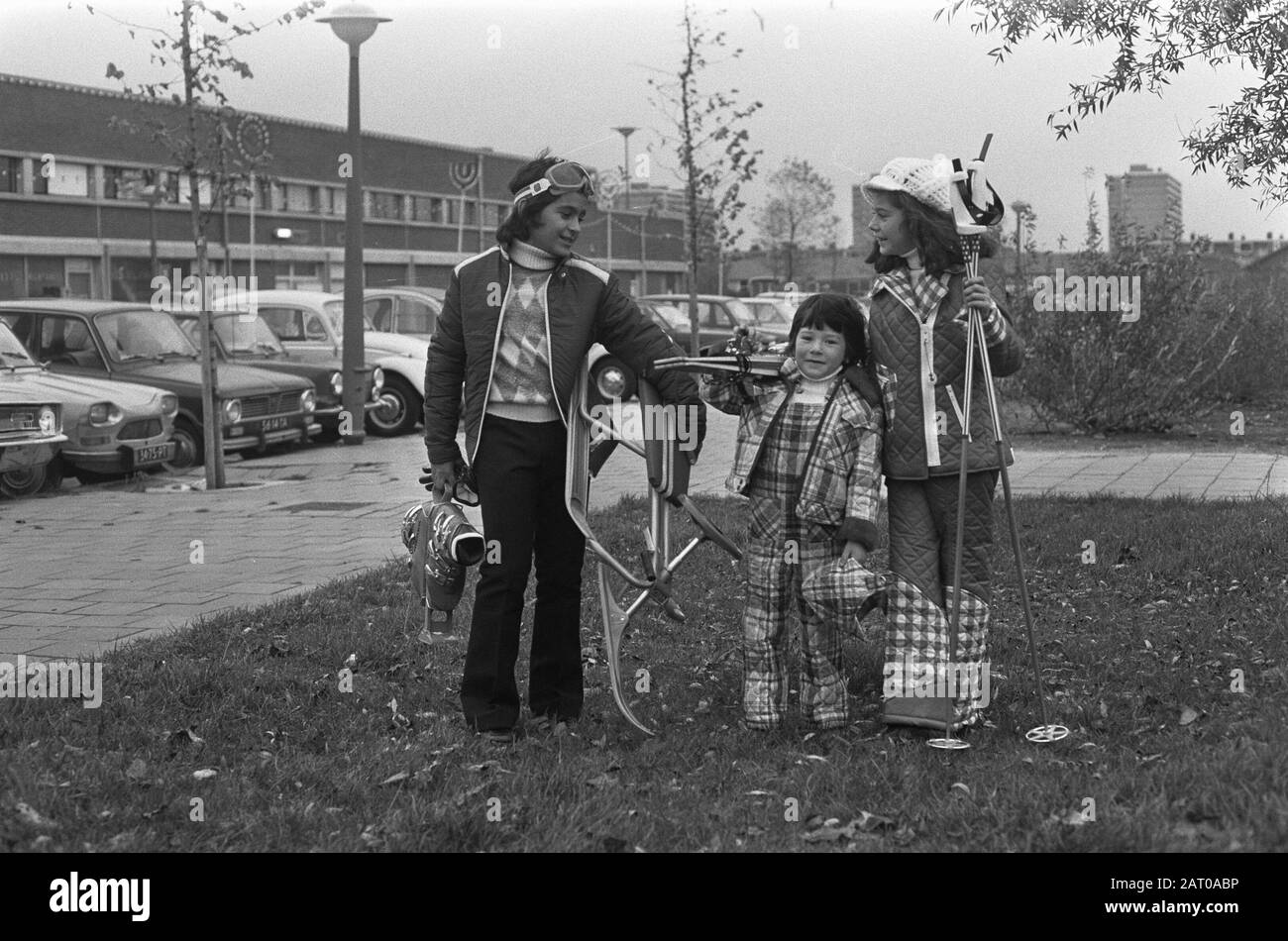 Mardy bambini di moda Tre bambini, dotato di attributi di sport invernali, mostra l'abbigliamento Data: 7 novembre 1973 Parole Chiave: Bambini, moda per bambini, moda, modelli, attributi di sport invernali Foto Stock