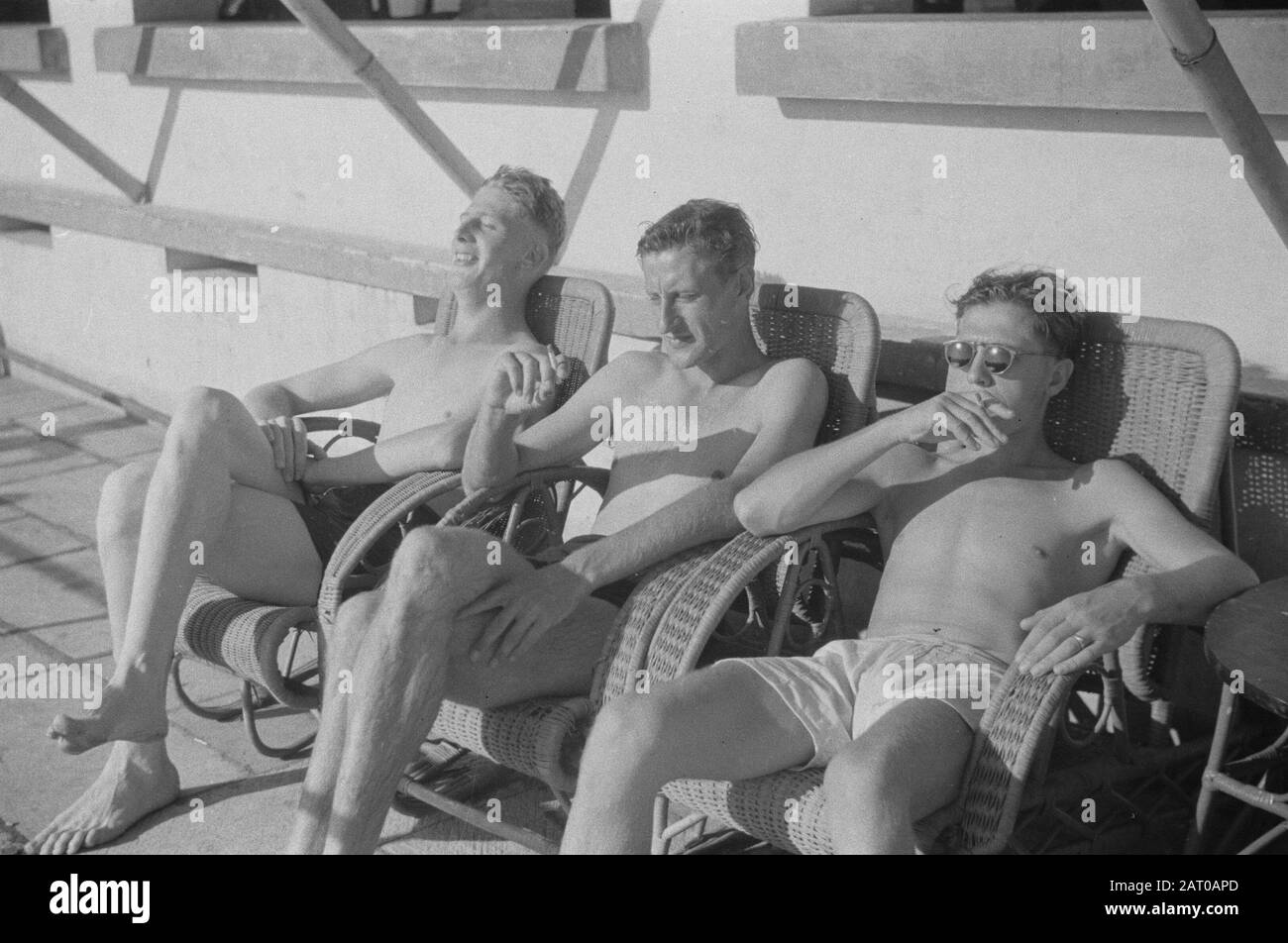 Sport e campo Tre soldati olandesi prendono, seduti in poltrone di vimini un bagno di sole Data: 31 agosto 1948 Località: Bogor, Indonesia, Java, Indie Orientali Olandesi Foto Stock