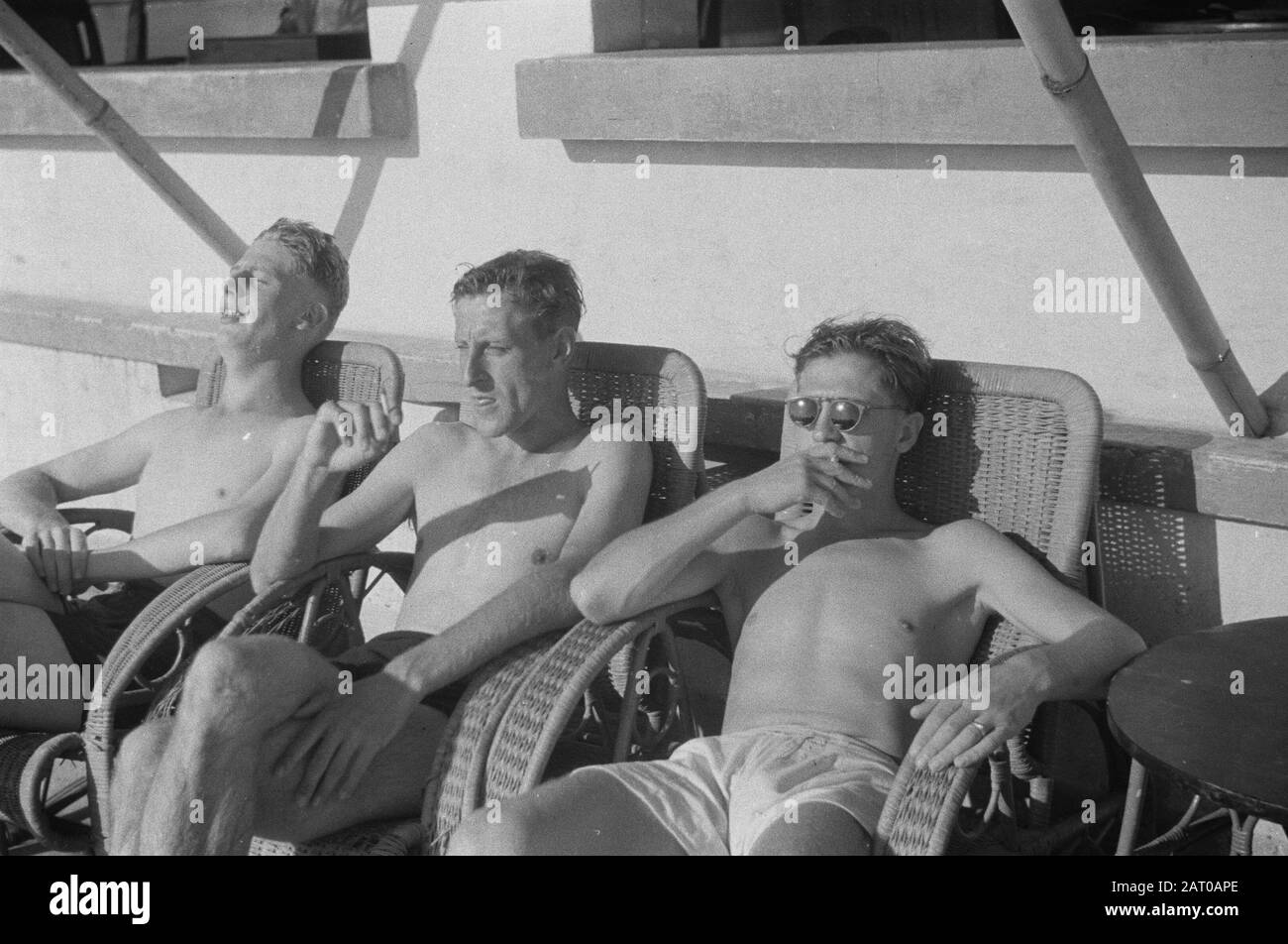Sport e campo Tre soldati olandesi prendono, seduti in poltrone di vimini un bagno di sole Data: 31 agosto 1948 Località: Bogor, Indonesia, Java, Indie Orientali Olandesi Foto Stock