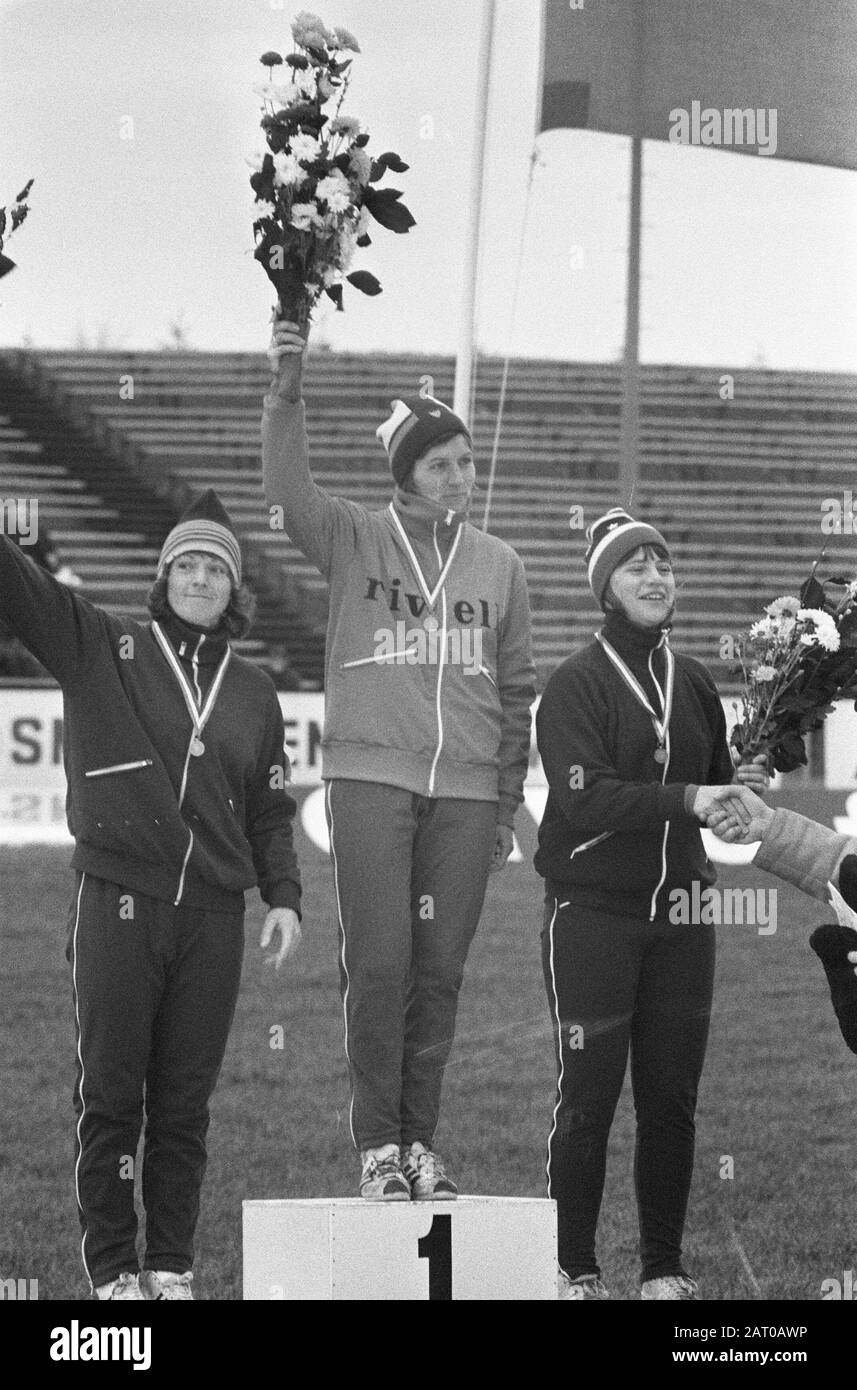 Campionati olandesi di pattinaggio da donna e da uomo dilettanti ad Assen Tre skater durante la cerimonia di premiazione Data: 12 gennaio 1974 luogo: Assen, Drenthe Parole Chiave: Fiori, campionati premi, pattinaggio su ghiaccio, skater, sport Nome Della Persona: E. Bleeker, J. Bazen, J. Olof Foto Stock