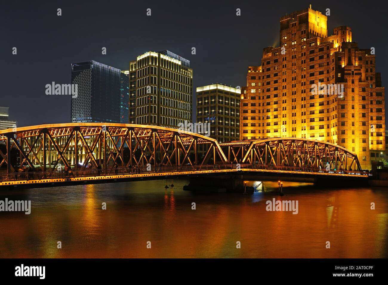 Shanghai, CINA -29 OTTOBRE 2019 - Vista del Ponte Waaibaidu, precedentemente chiamato Ponte Giardino, e la storica Broadway Mansion. Costruito nel 1909, questo anno di costruzione Foto Stock