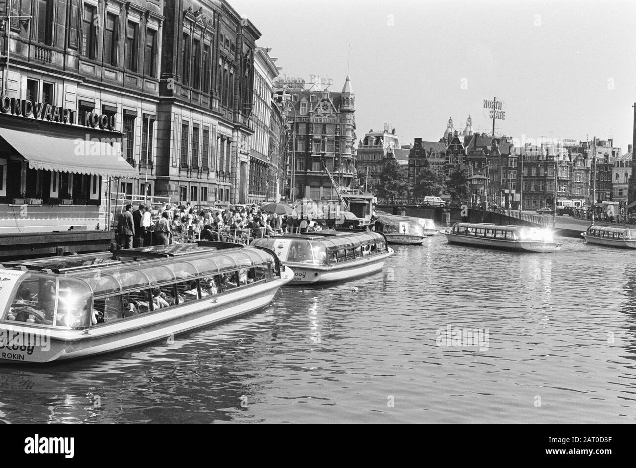 Occupato alle barche del canale Data: 9 Giugno 1970 luogo: Amsterdam, Noord-Holland Nome dell'istituzione: National Monument Foto Stock